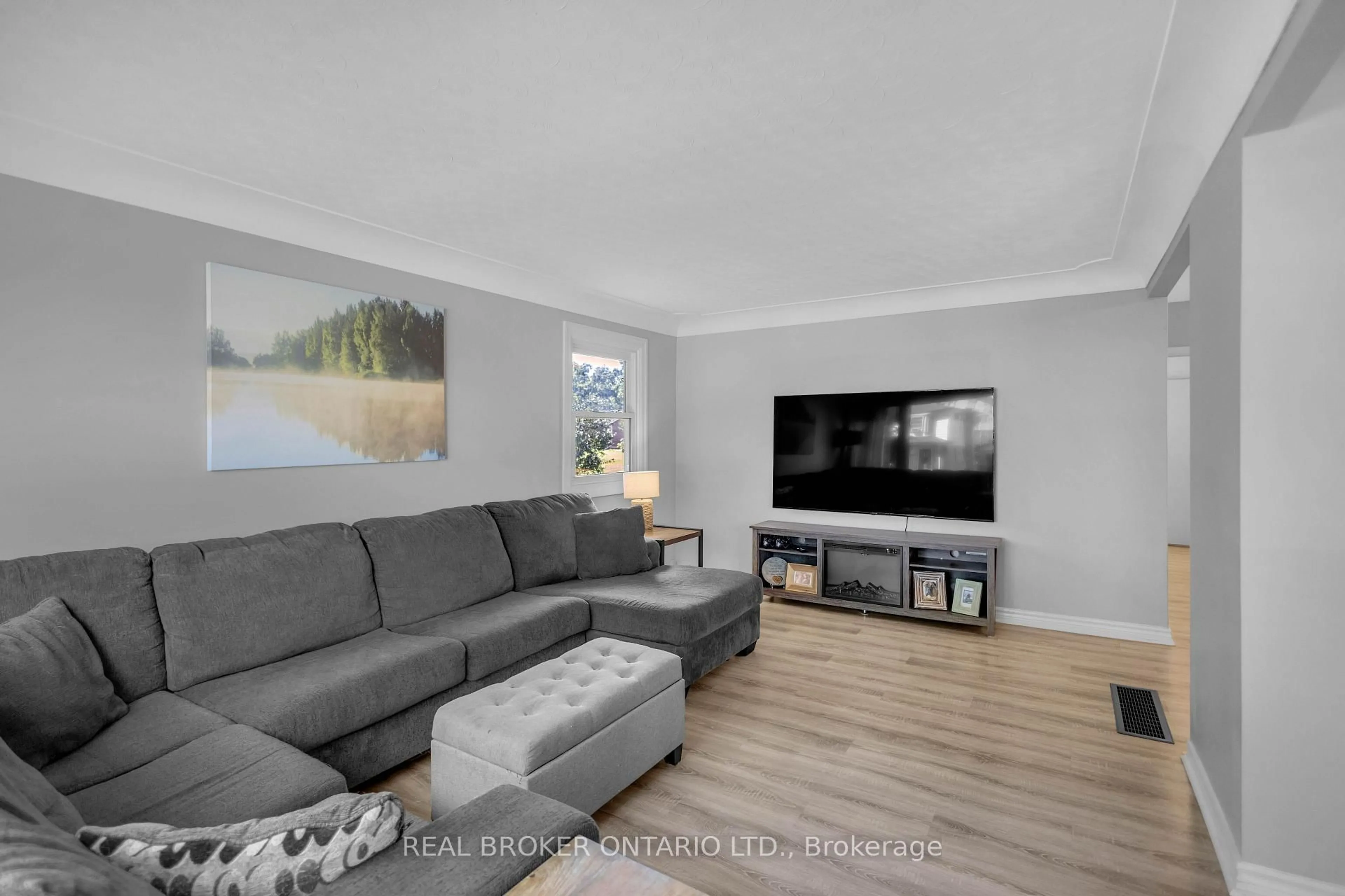 Living room with furniture, unknown for 46 Dufferin St, Brant Ontario N0E 1A0