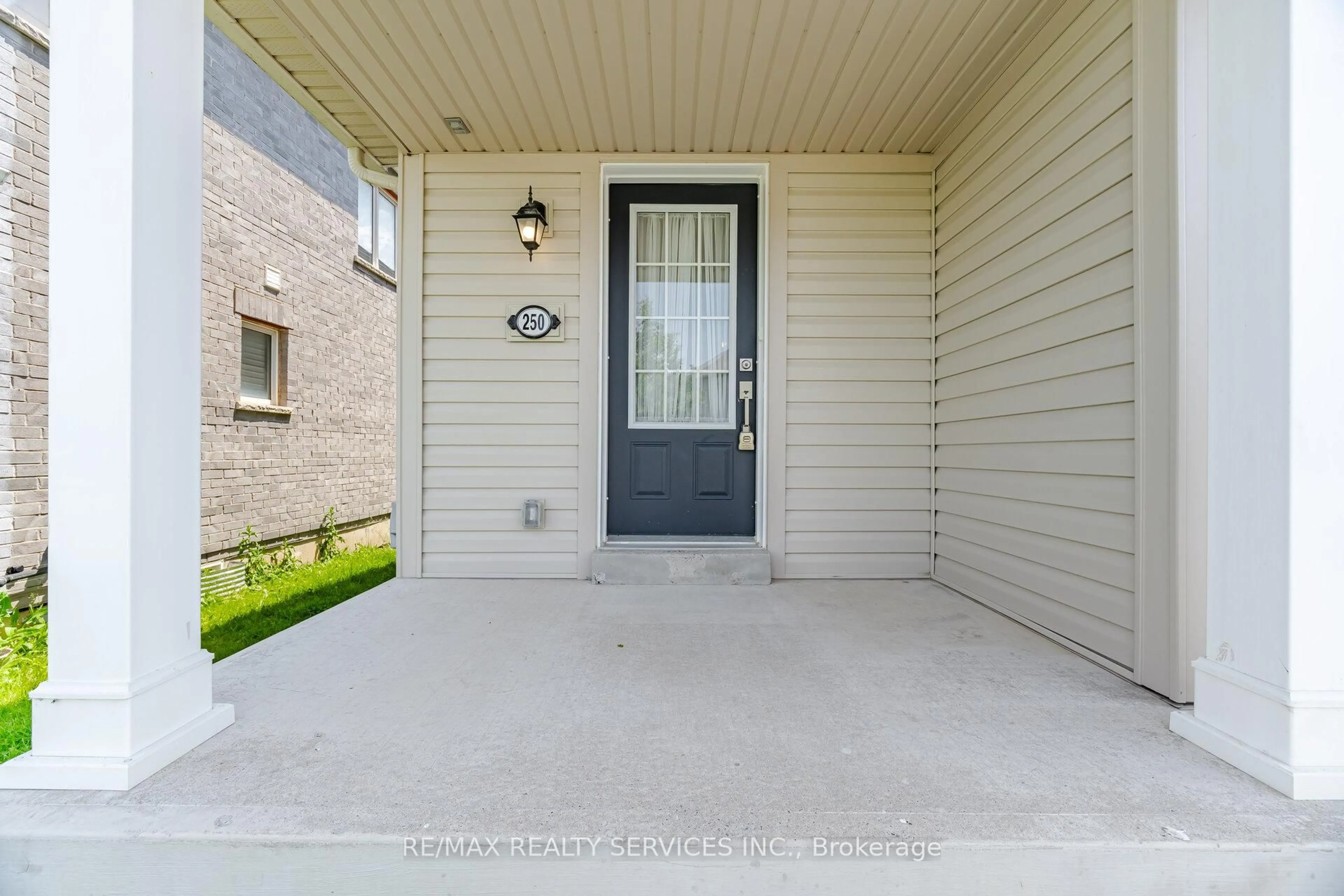 Indoor entryway for 250 Esther Cres, Thorold Ontario L3B 0H1