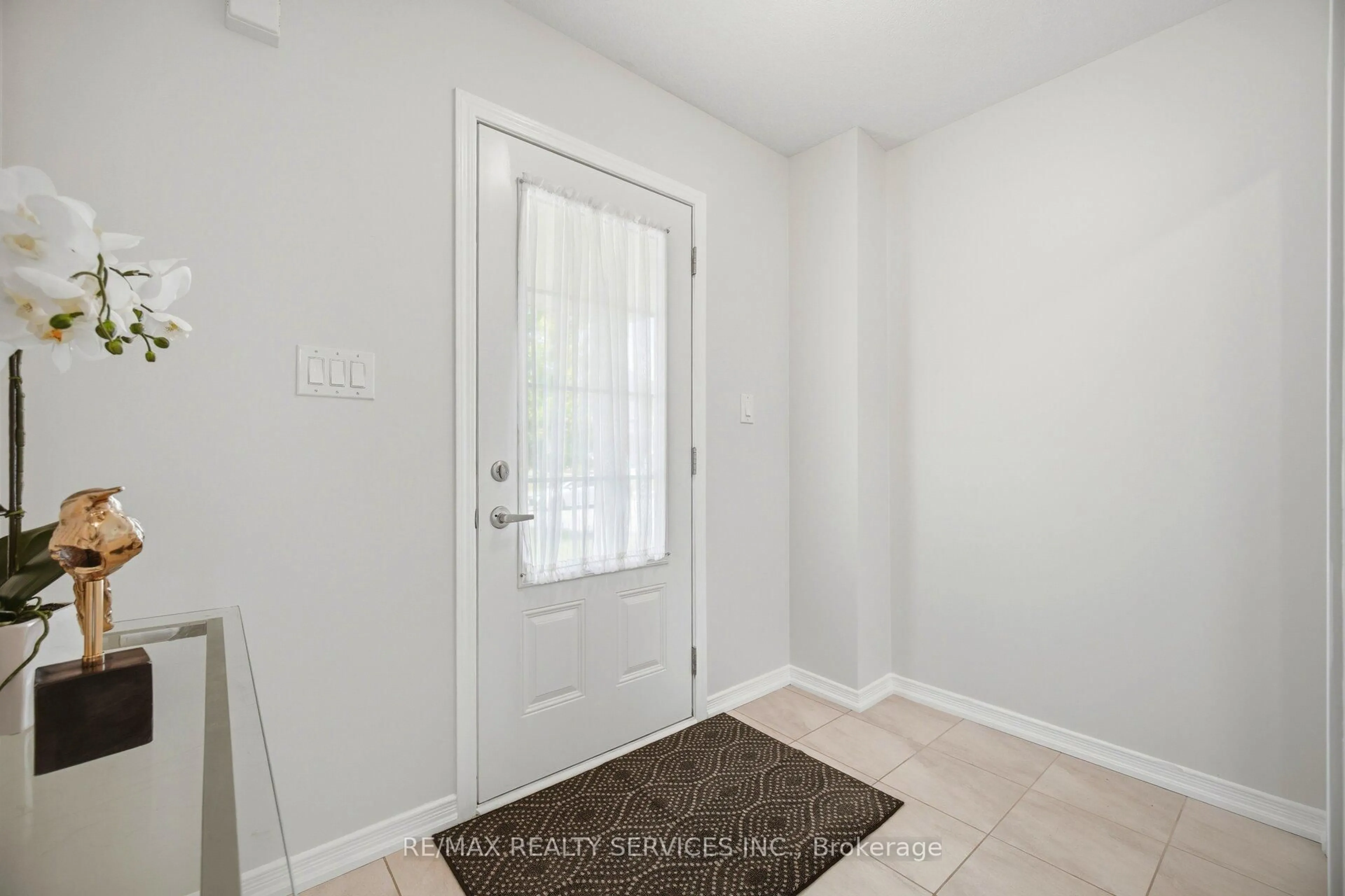 Indoor entryway for 250 Esther Cres, Thorold Ontario L3B 0H1
