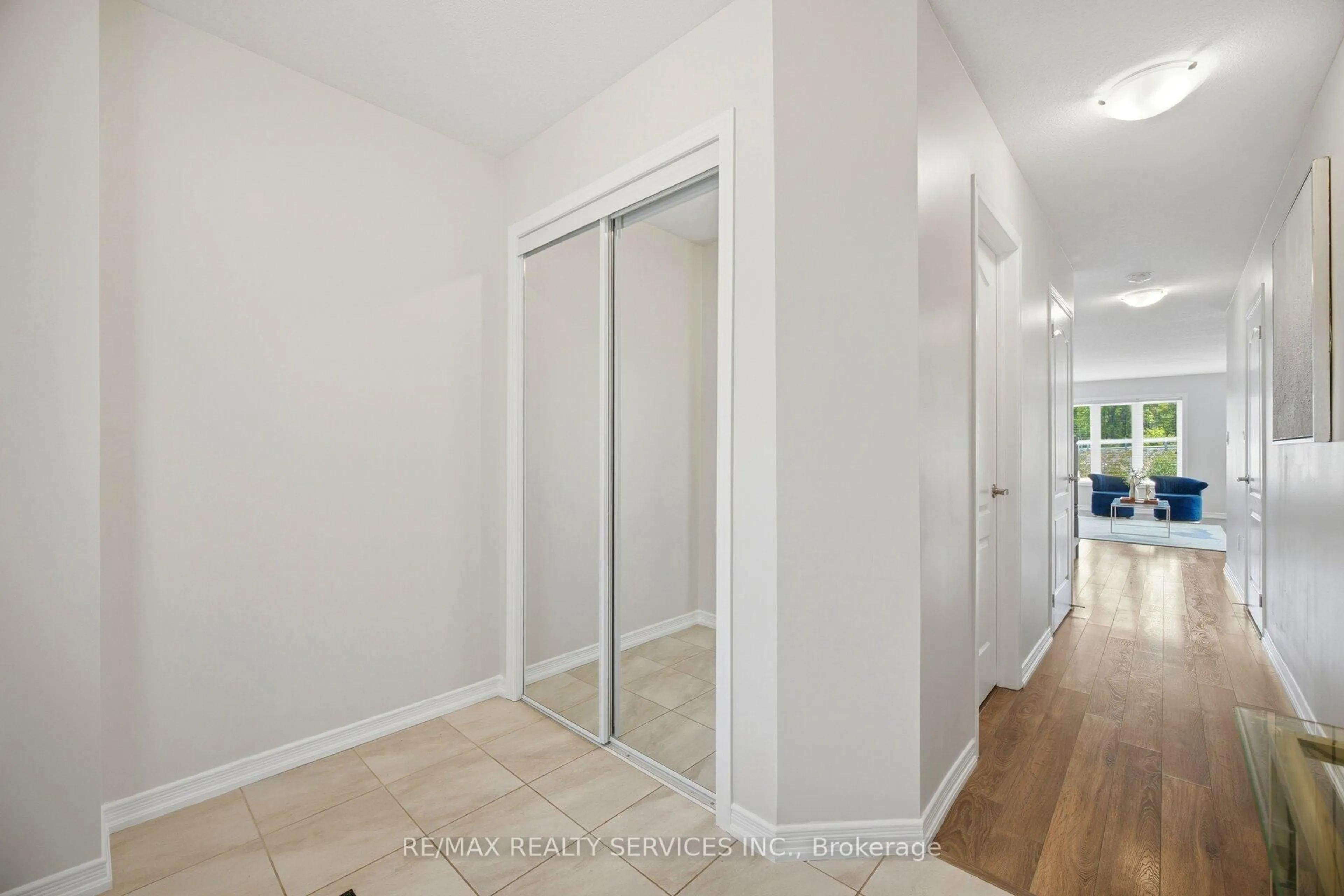 Indoor entryway for 250 Esther Cres, Thorold Ontario L3B 0H1