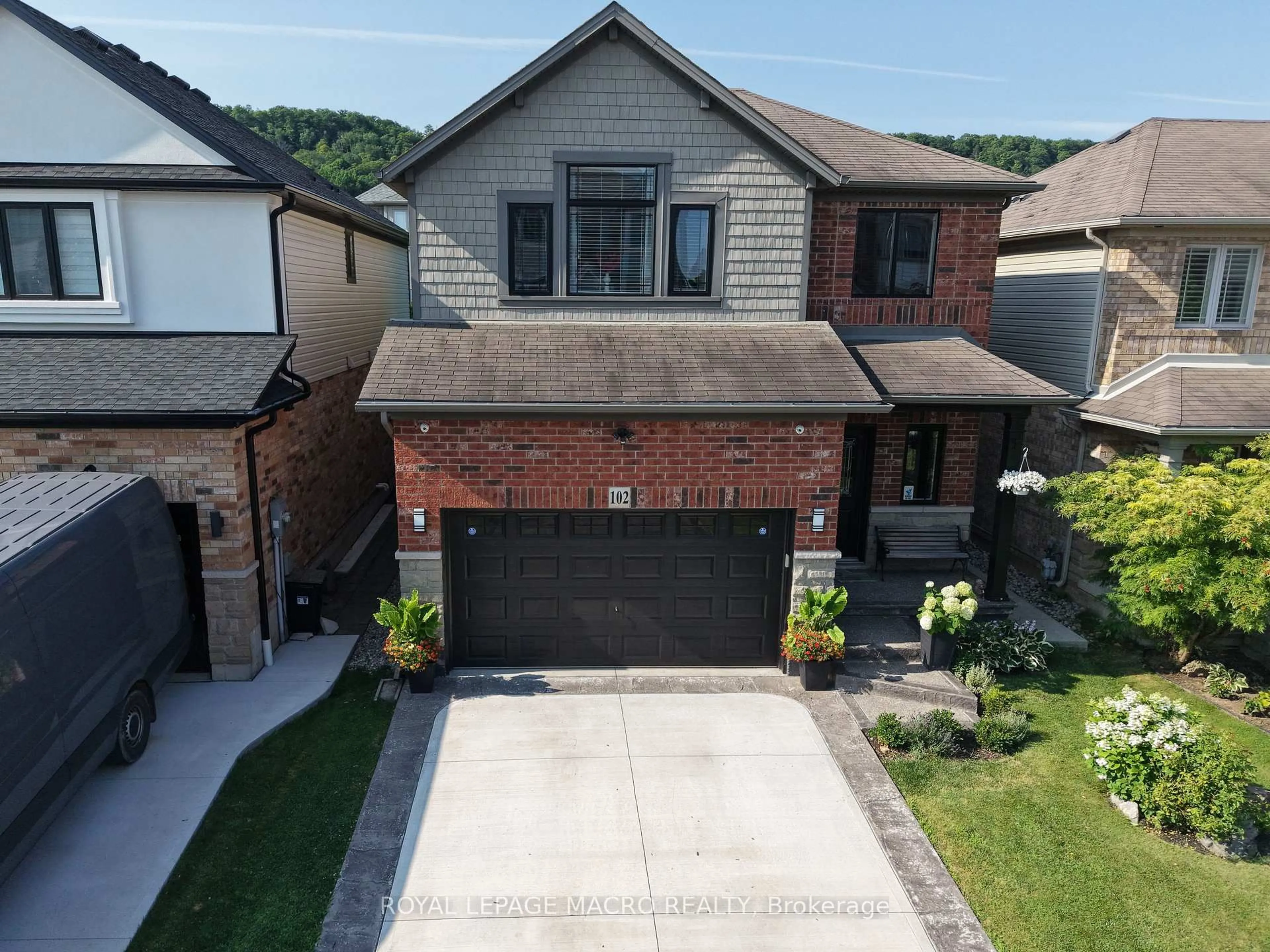 A pic from outside/outdoor area/front of a property/back of a property/a pic from drone, street for 102 Willow Lane, Grimsby Ontario L3M 5P7