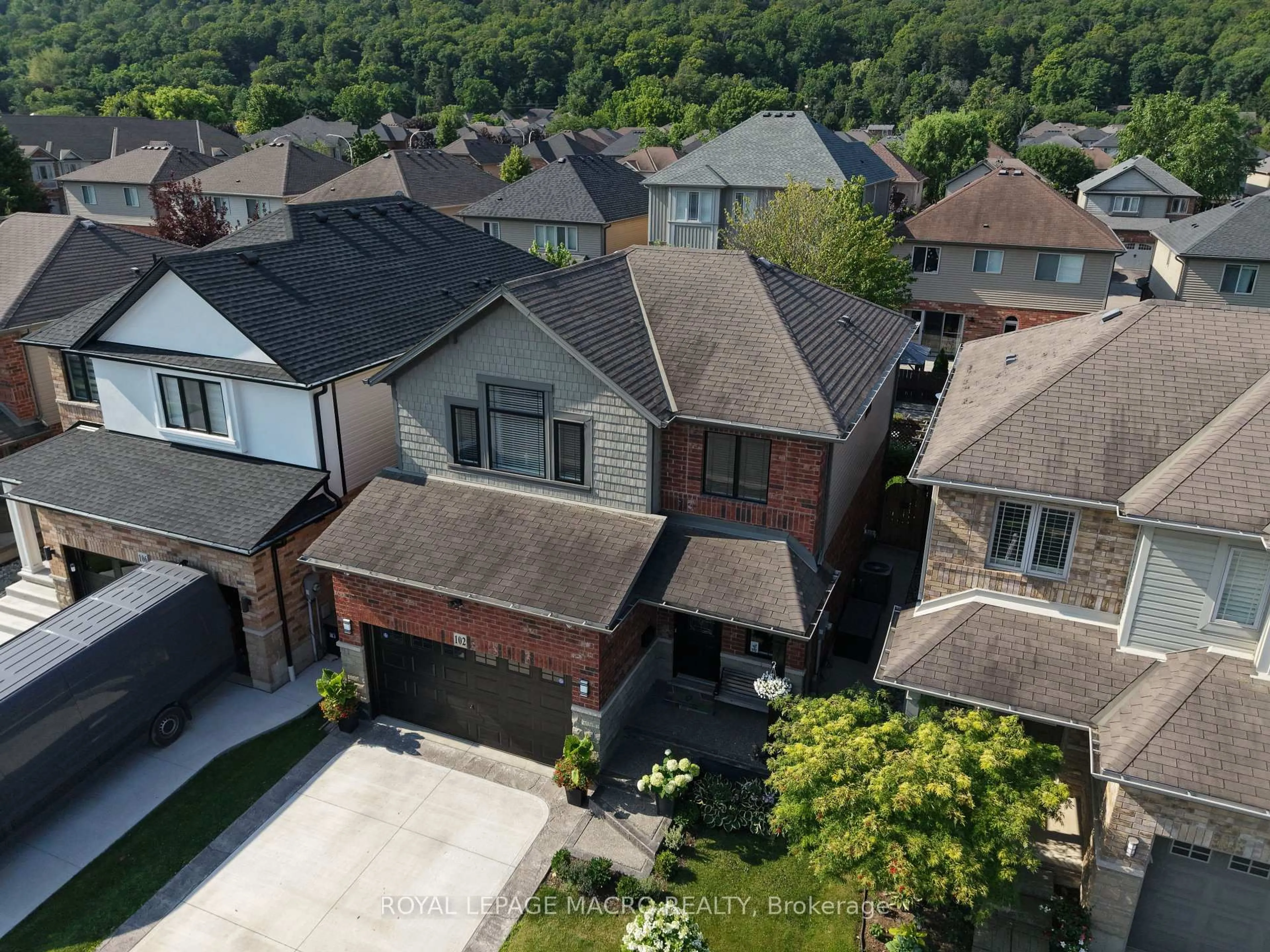 A pic from outside/outdoor area/front of a property/back of a property/a pic from drone, street for 102 Willow Lane, Grimsby Ontario L3M 5P7