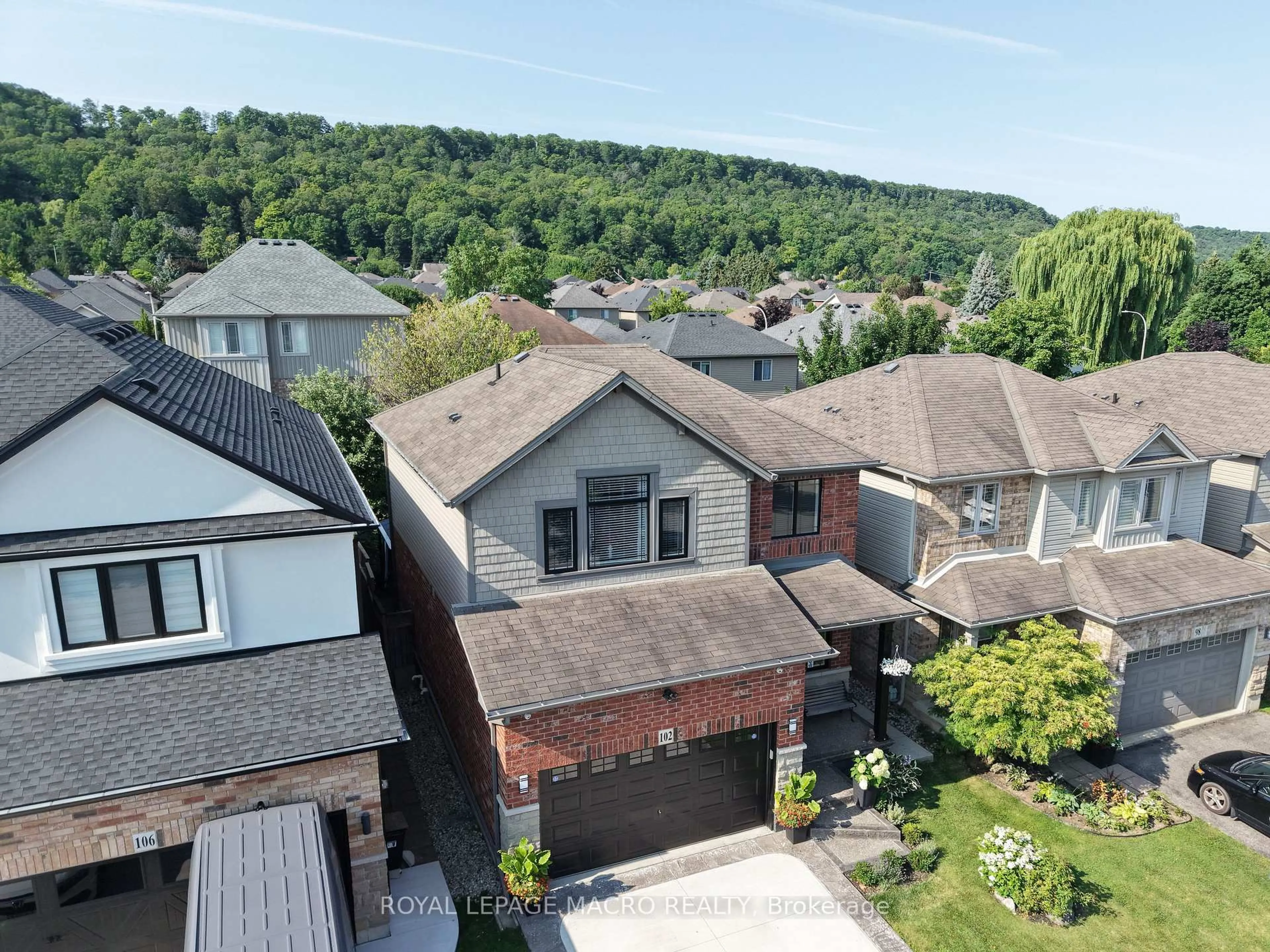 A pic from outside/outdoor area/front of a property/back of a property/a pic from drone, unknown for 102 Willow Lane, Grimsby Ontario L3M 5P7