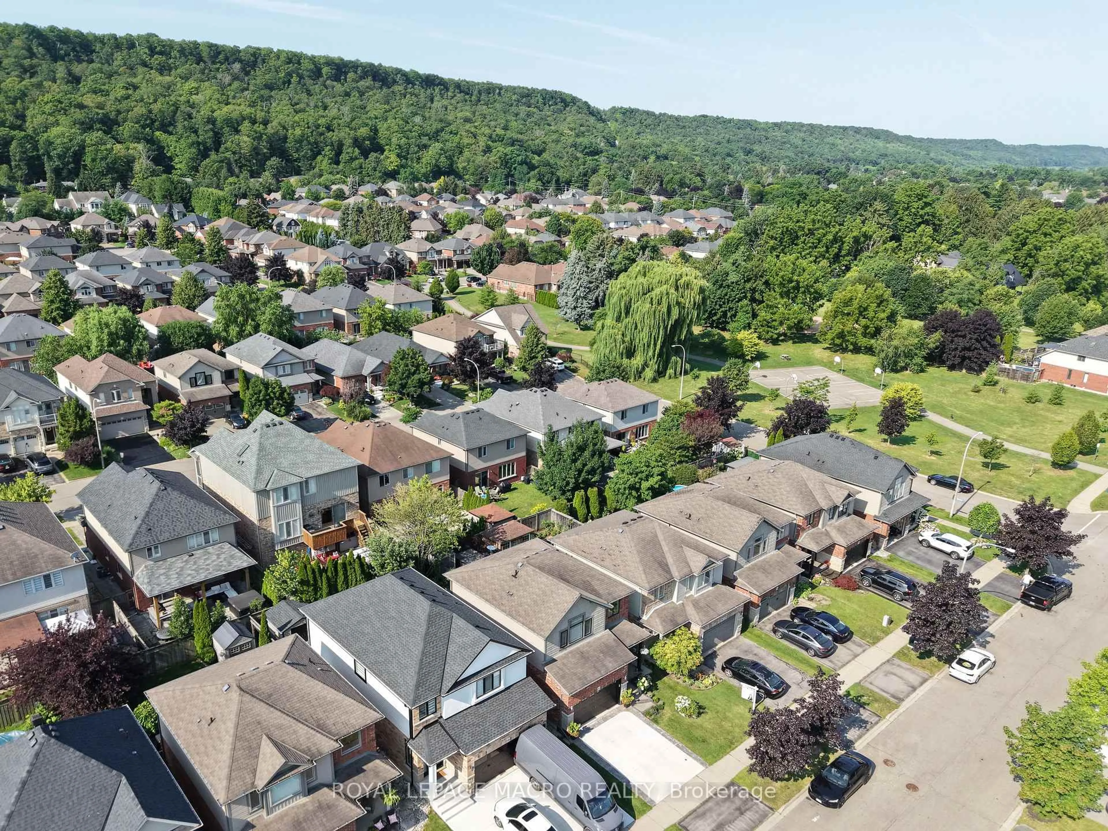 A pic from outside/outdoor area/front of a property/back of a property/a pic from drone, unknown for 102 Willow Lane, Grimsby Ontario L3M 5P7