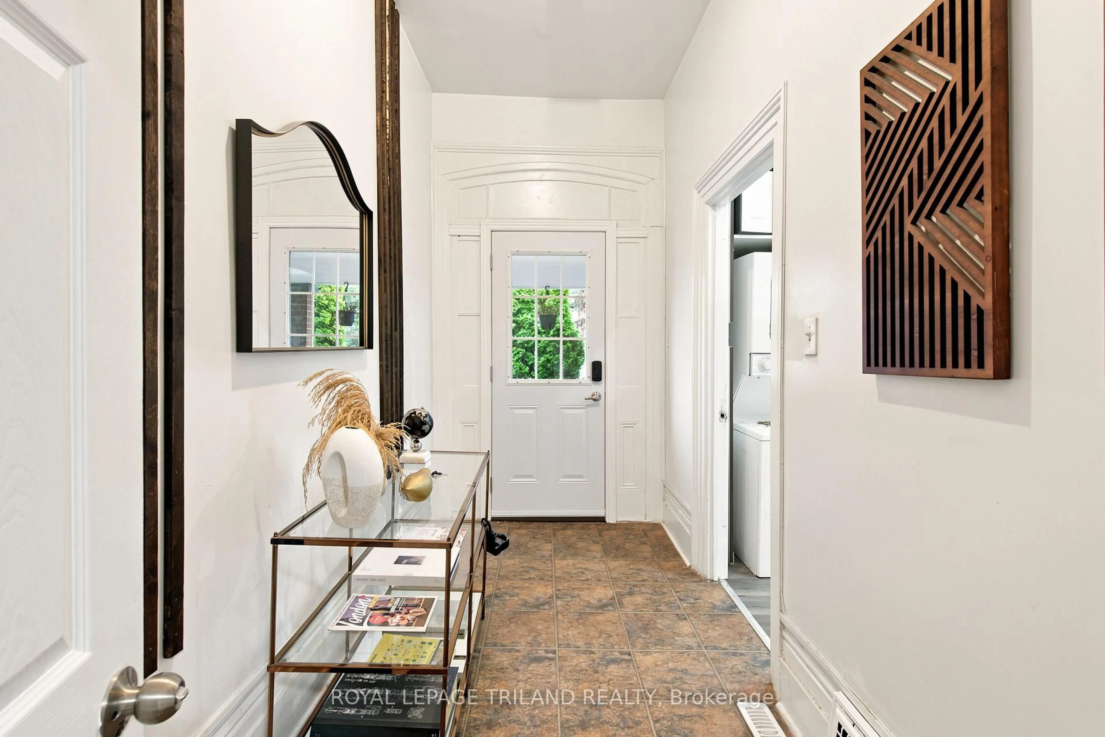Indoor entryway for 650 Oxford St, London East Ontario N5Y 3J4