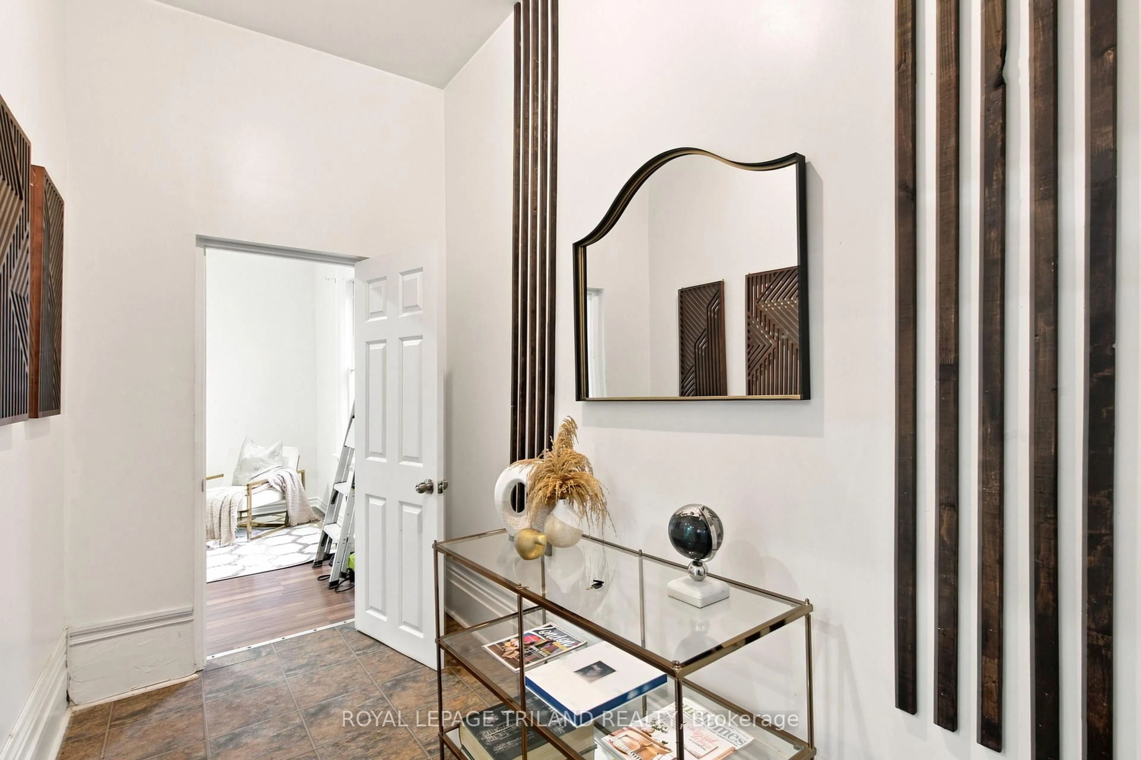 Indoor entryway for 650 Oxford St, London East Ontario N5Y 3J4
