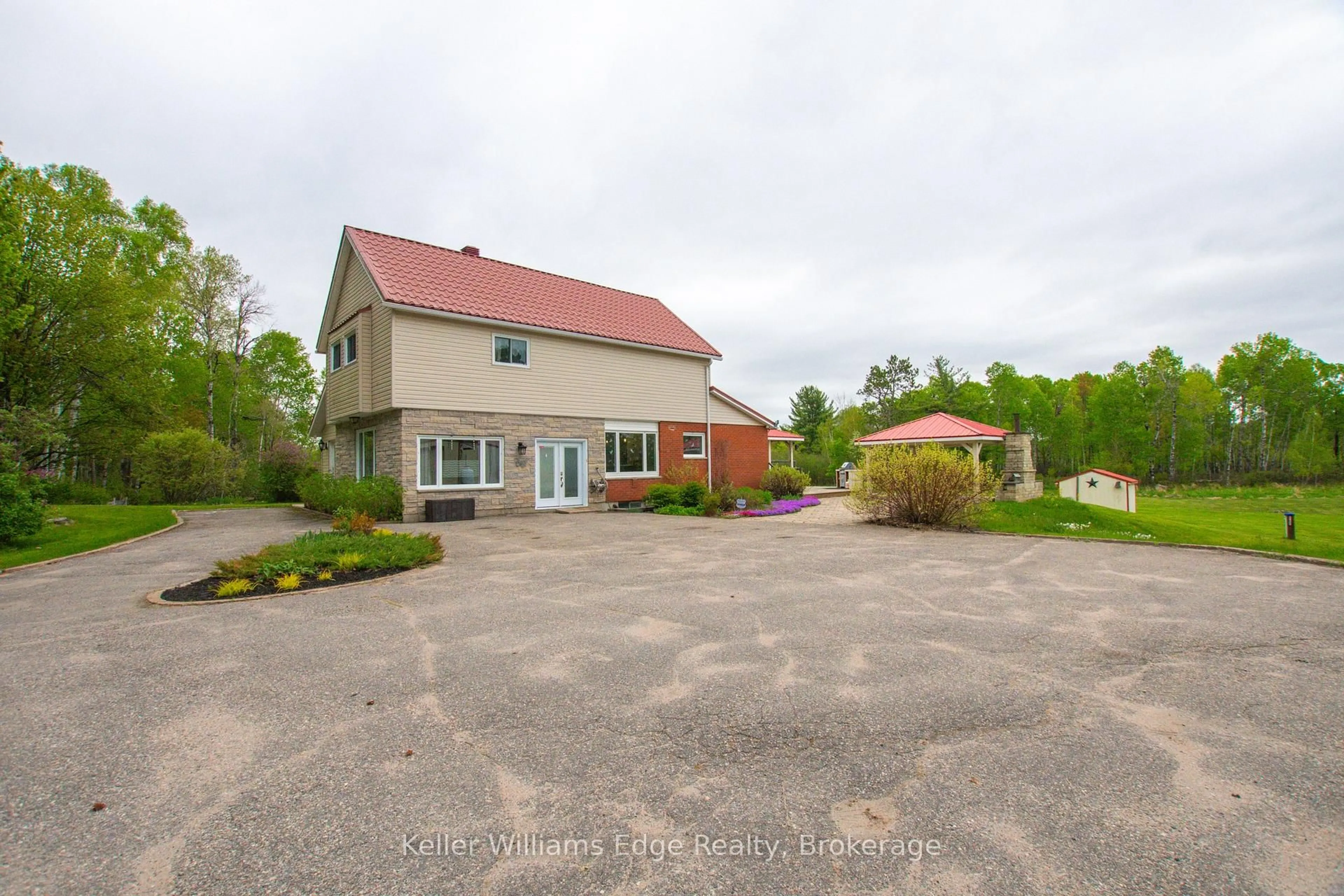 A pic from outside/outdoor area/front of a property/back of a property/a pic from drone, street for 89 HILLS SIDING Rd, Callander Ontario P0H 1H0