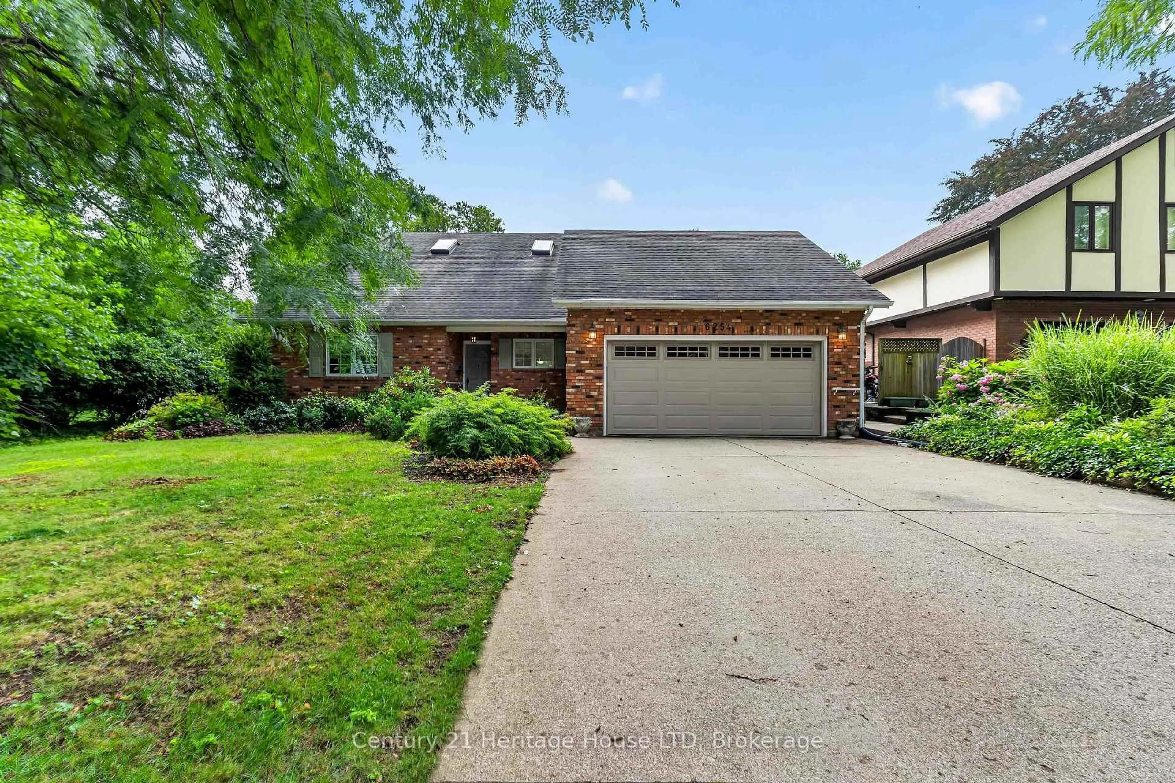 Home with brick exterior material, street for 6254 Gore St, Niagara Falls Ontario L2J 4G5