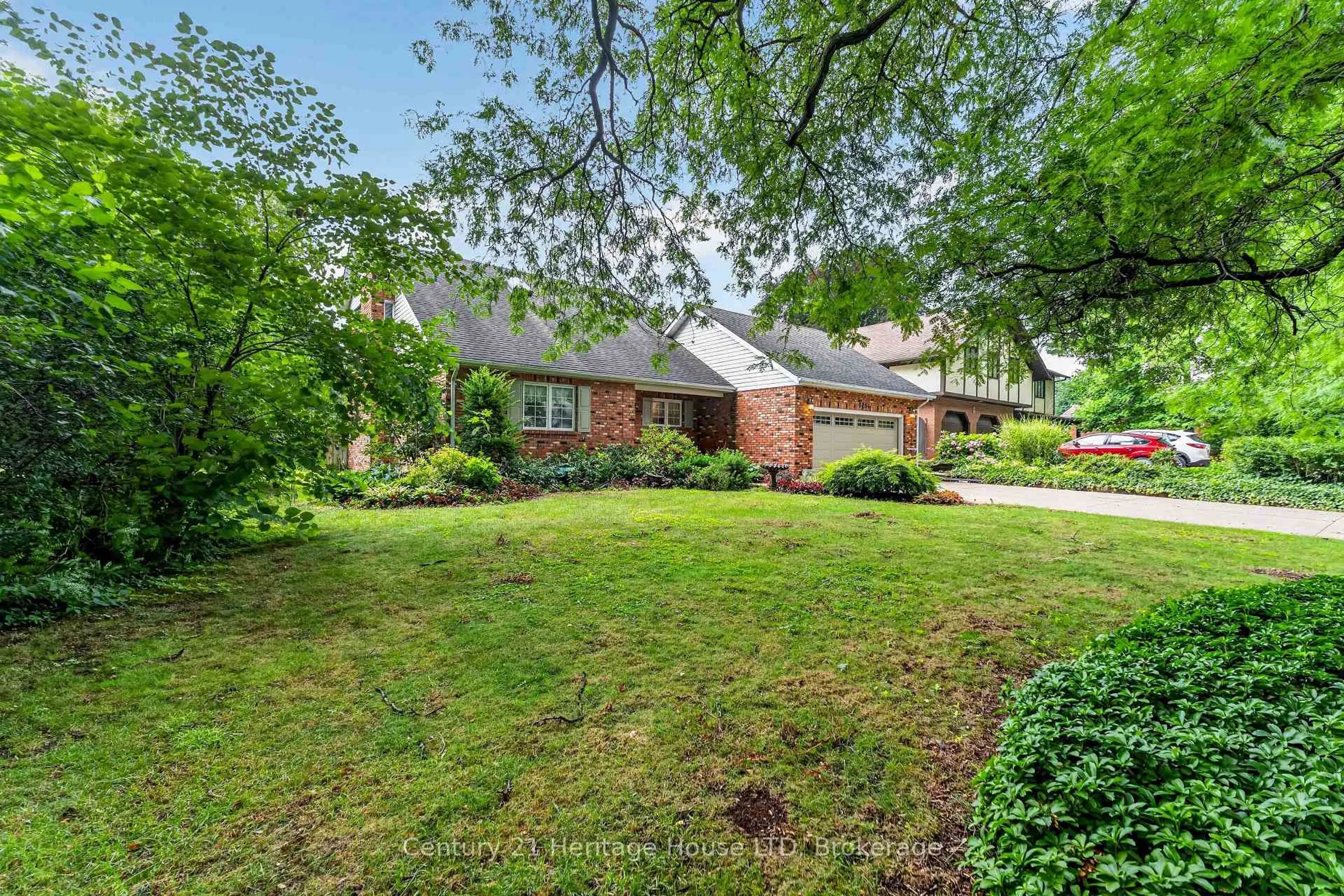 A pic from outside/outdoor area/front of a property/back of a property/a pic from drone, street for 6254 Gore St, Niagara Falls Ontario L2J 4G5