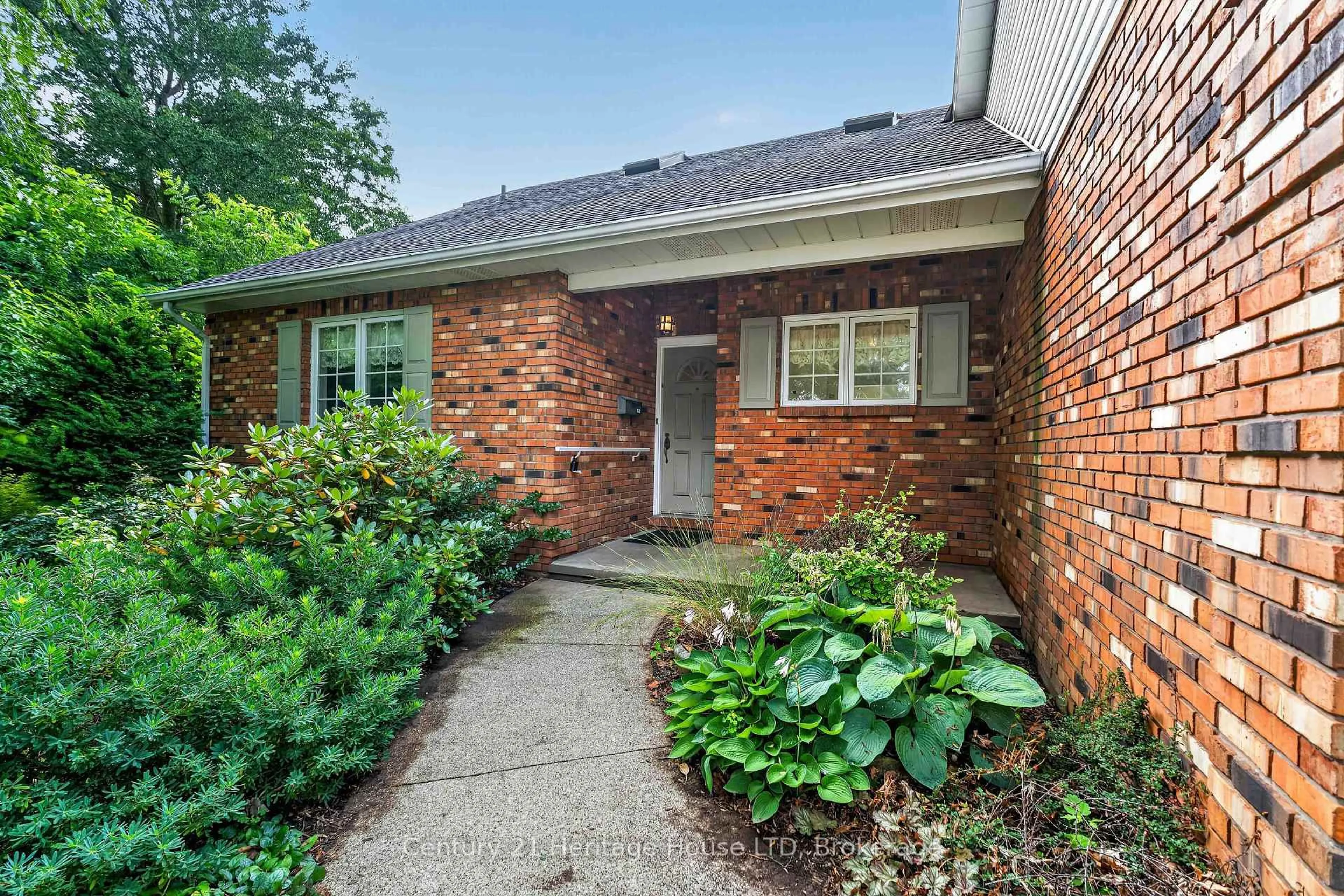 Home with brick exterior material, street for 6254 Gore St, Niagara Falls Ontario L2J 4G5