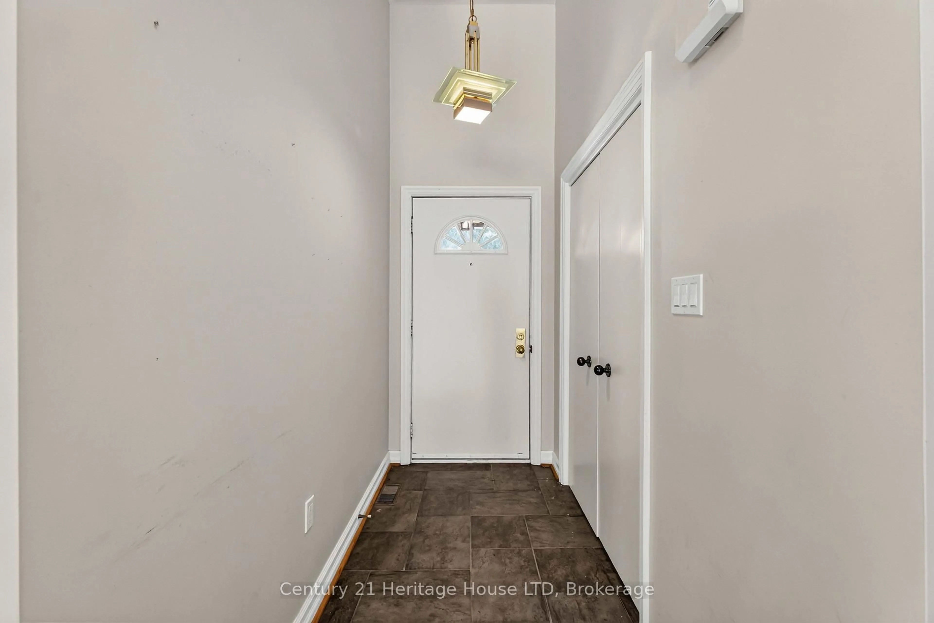 Indoor entryway for 6254 Gore St, Niagara Falls Ontario L2J 4G5