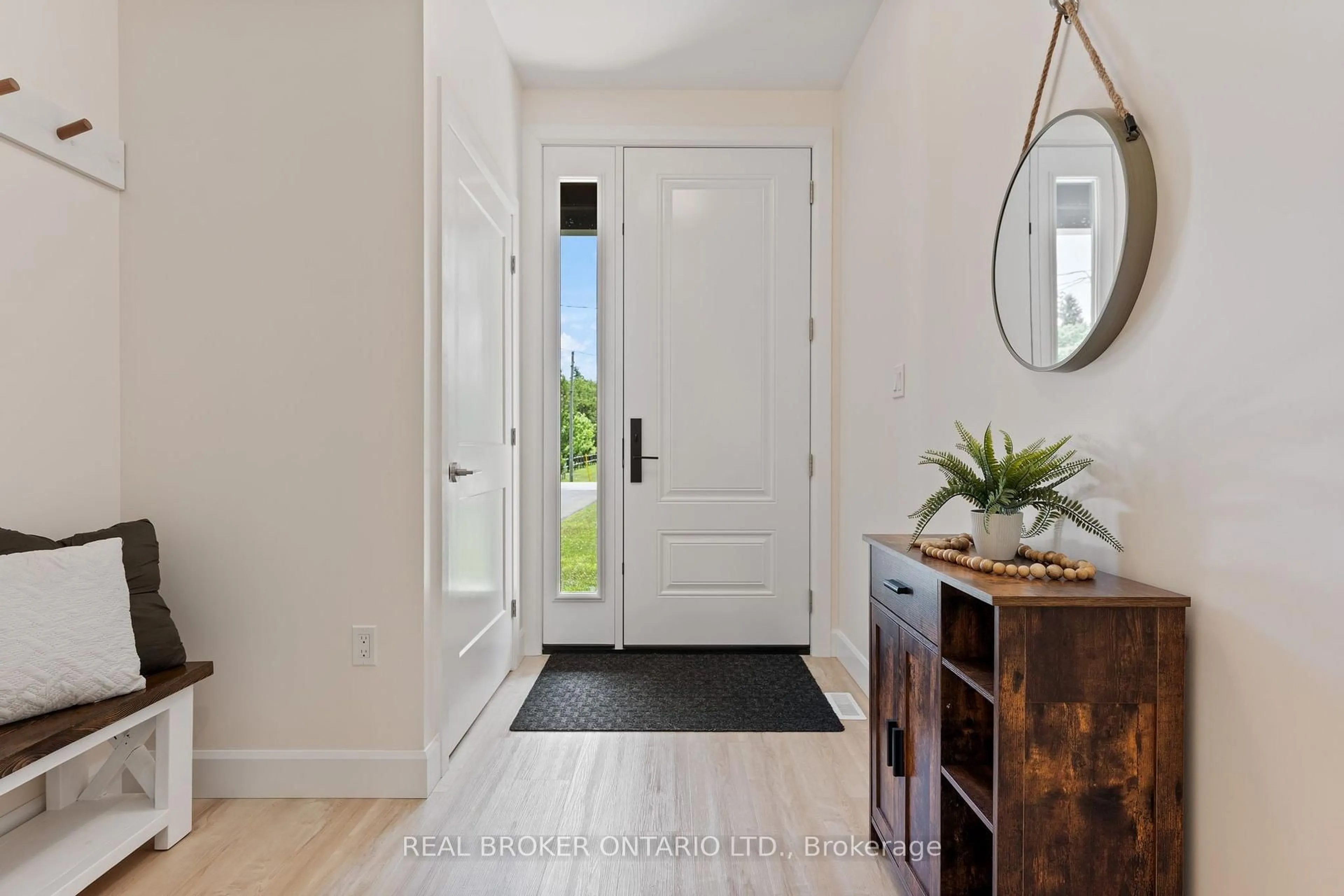 Indoor entryway for 1463 Norfolk County Road 21, Norfolk Ontario N4B 2W4