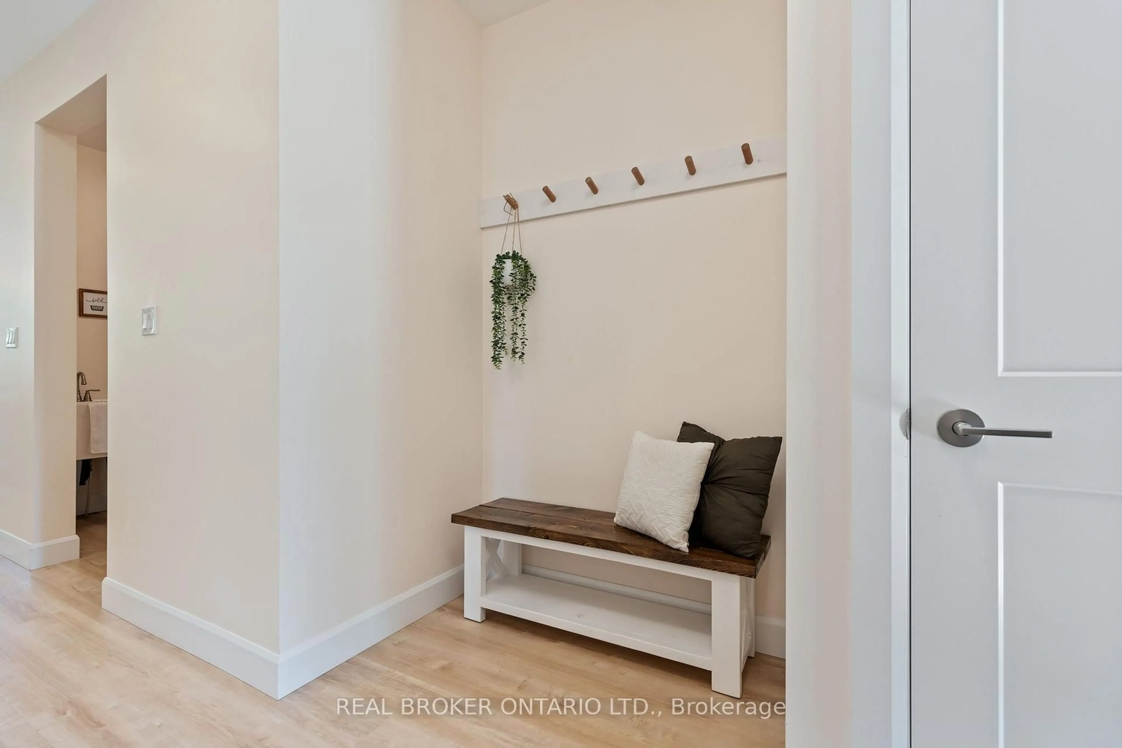 Indoor entryway for 1463 Norfolk County Road 21, Norfolk Ontario N4B 2W4
