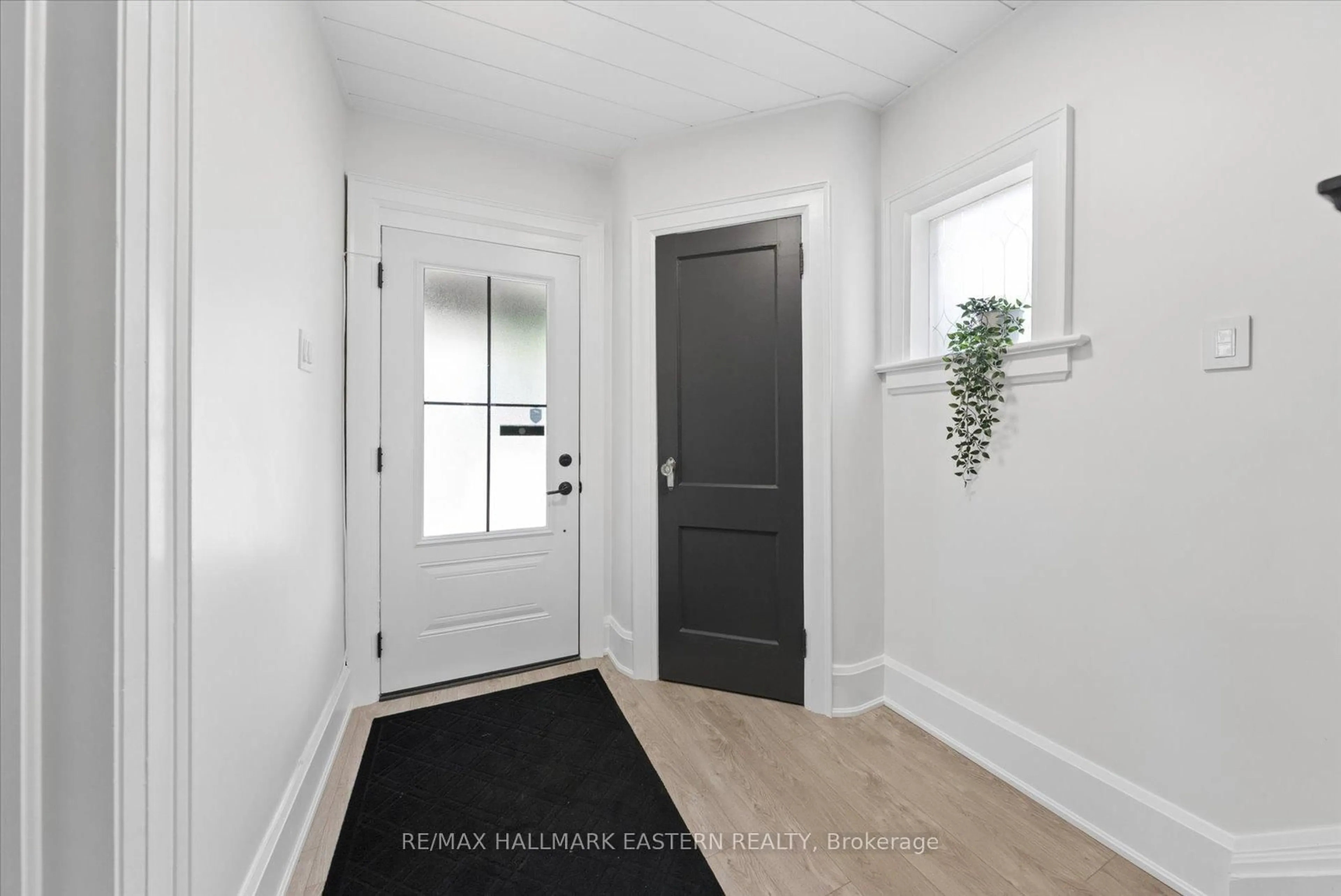 Indoor entryway for 590 Douglas Ave, Peterborough Ontario K9J 4L1