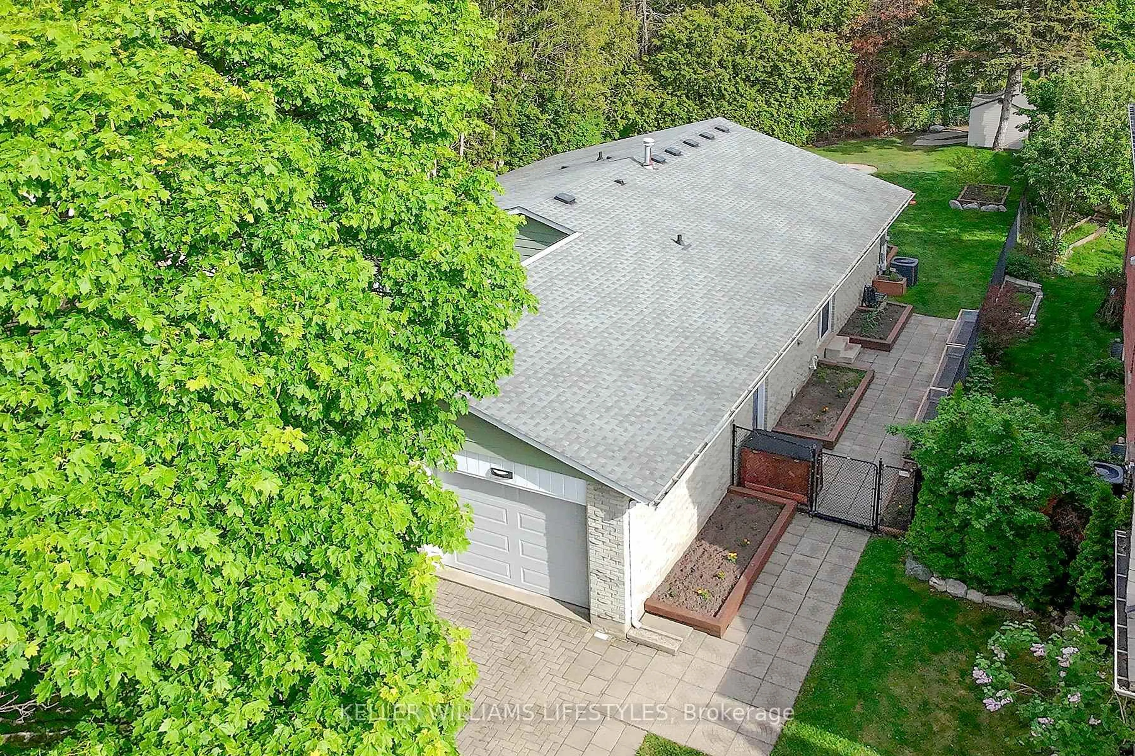 A pic from outside/outdoor area/front of a property/back of a property/a pic from drone, street for 373 Blackacres Blvd, London North Ontario N6G 3E5