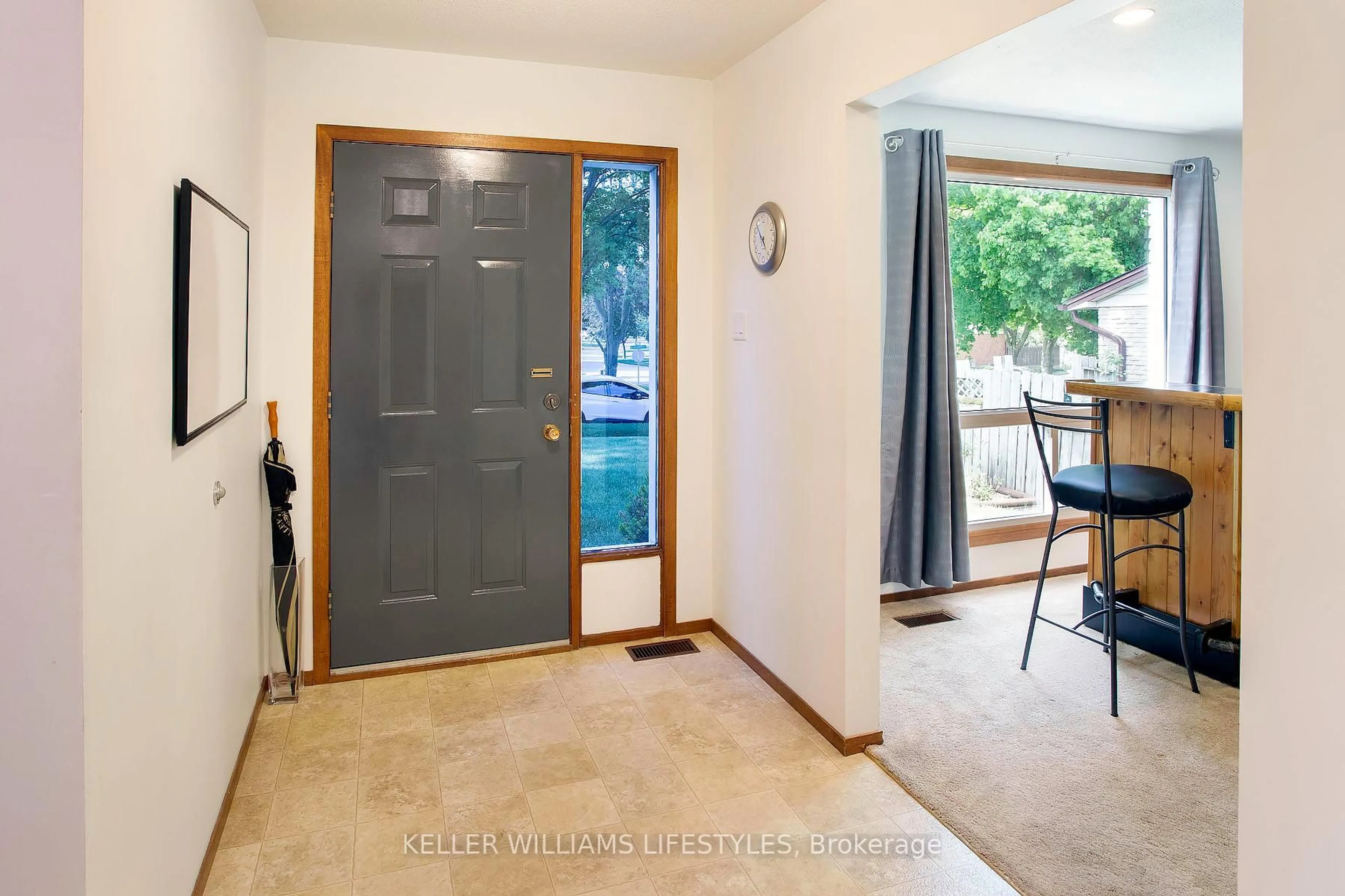 Indoor entryway for 373 Blackacres Blvd, London North Ontario N6G 3E5