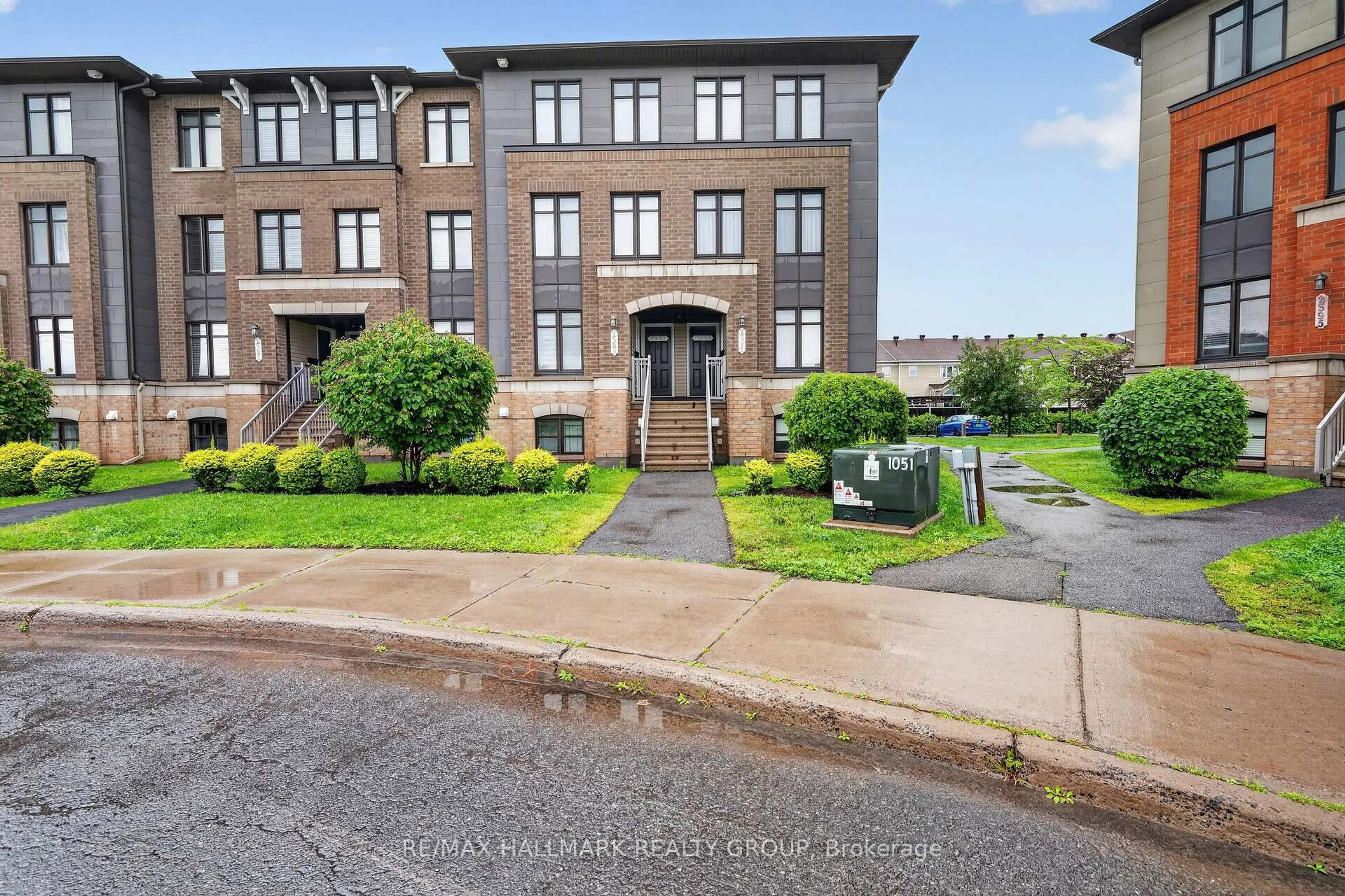 A pic from outside/outdoor area/front of a property/back of a property/a pic from drone, street for 2387 Esprit Dr, Ottawa Ontario K4A 0T4