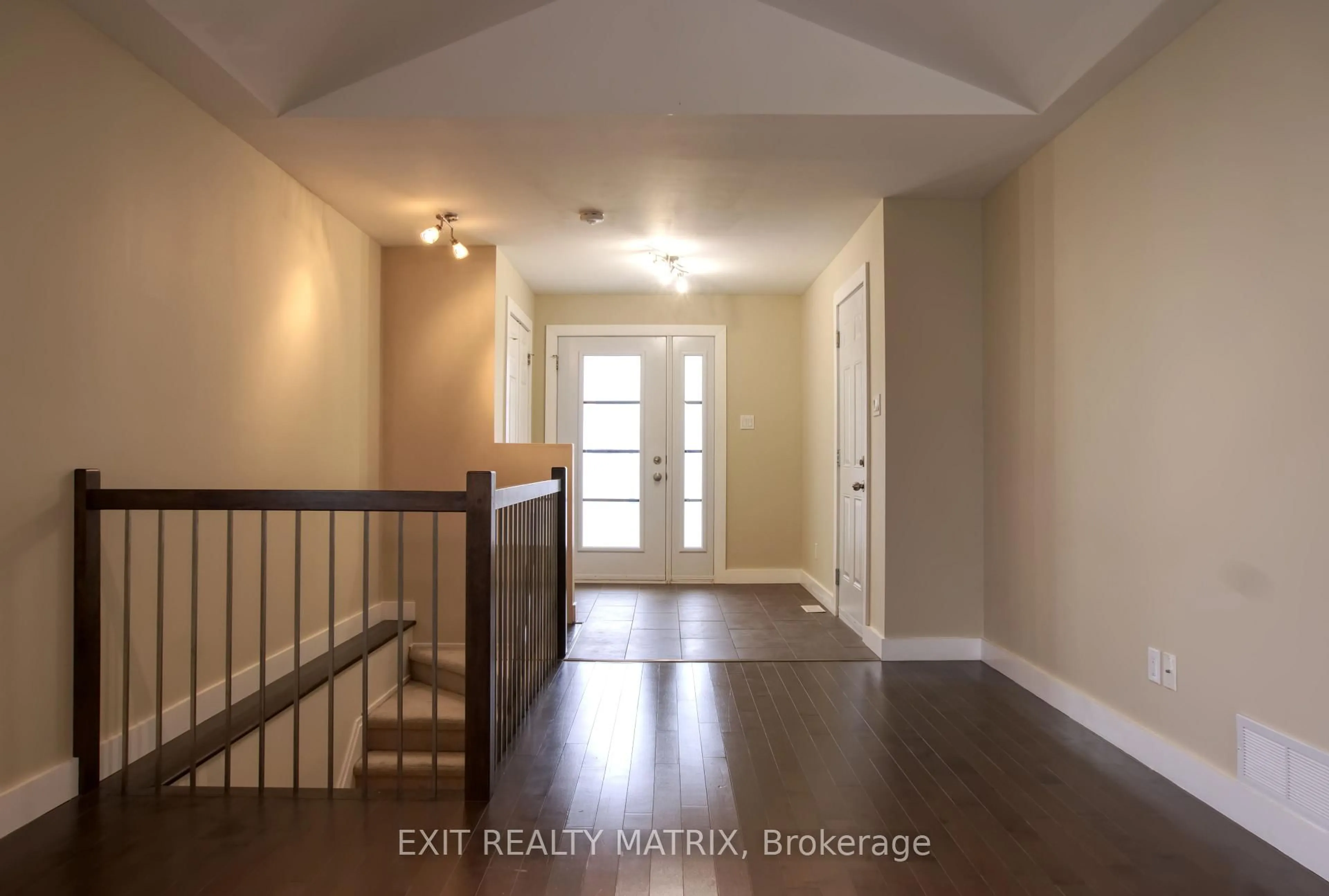 Indoor entryway for 1557 Belcourt Blvd, Orleans Ontario K1C 1M3