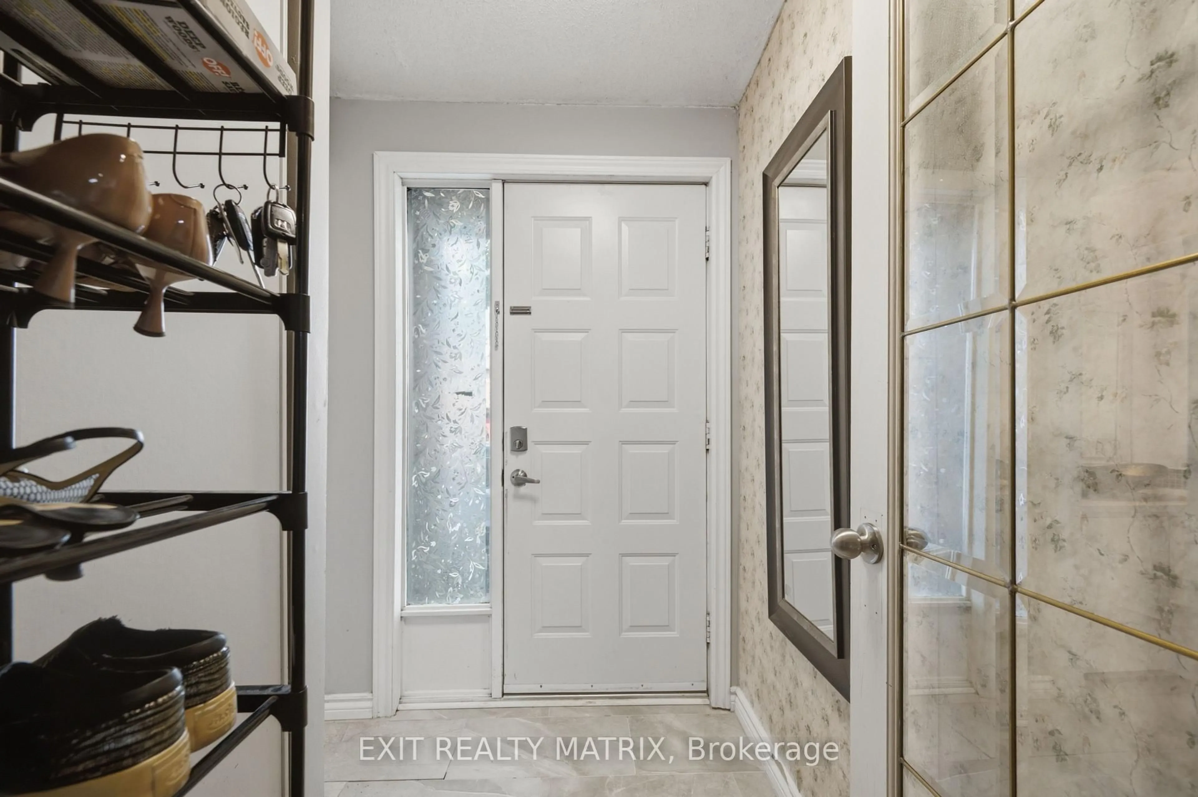 Indoor entryway for 2 Ventnor Way, Ottawa Ontario K2J 1M3