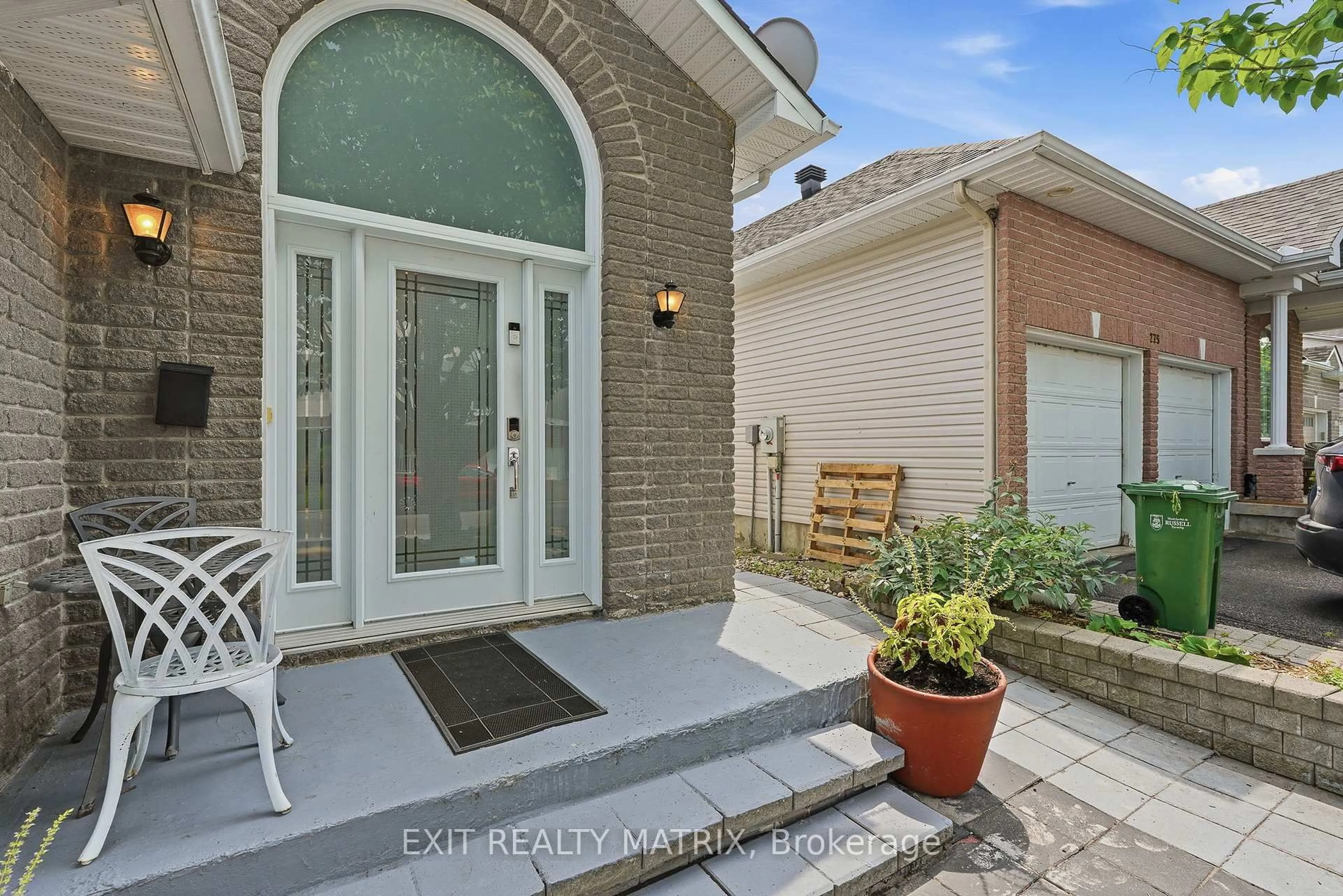 Indoor entryway for 279 Stiver St, Russell Ontario K4R 1G8