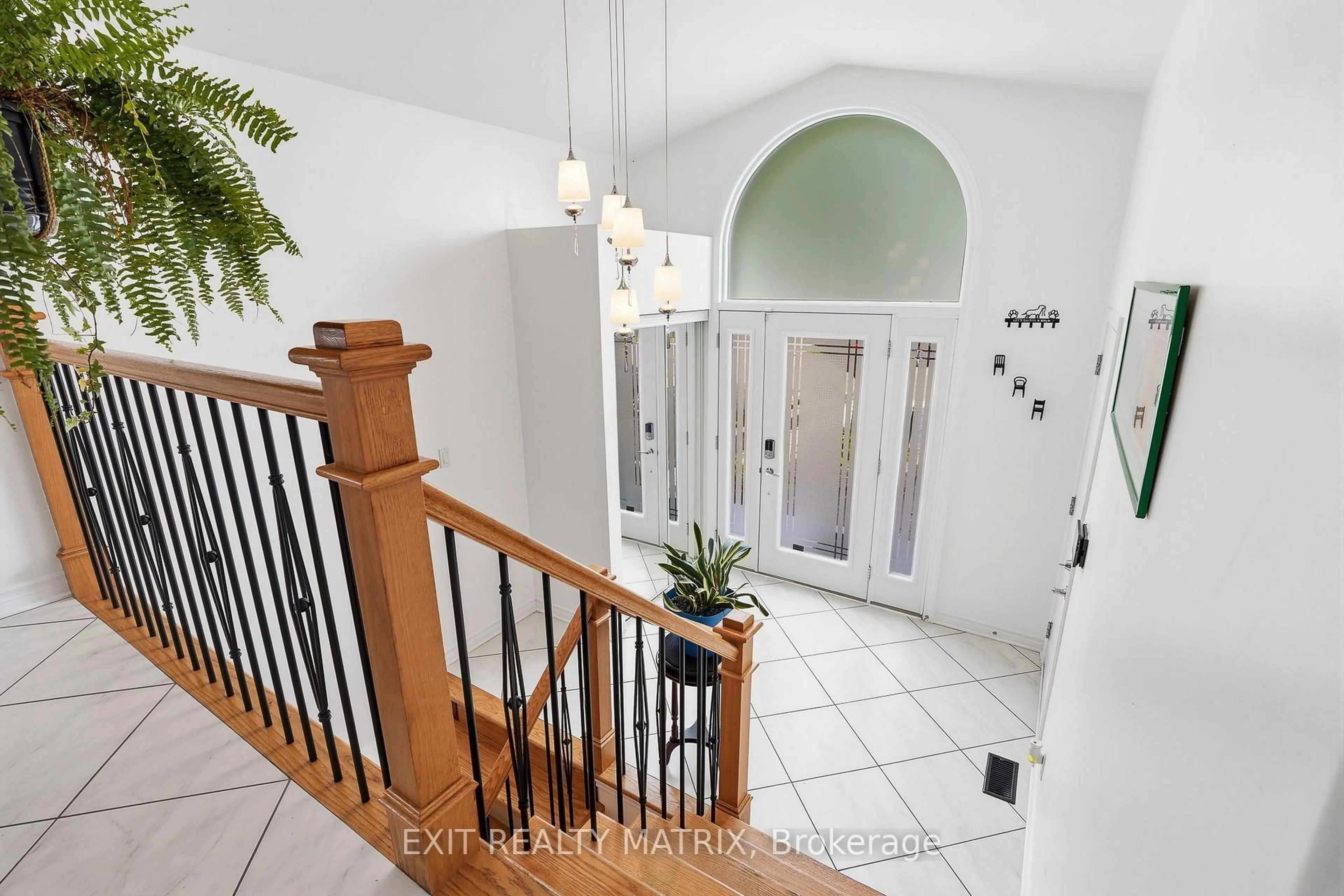 Indoor foyer for 279 Stiver St, Russell Ontario K4R 1G8