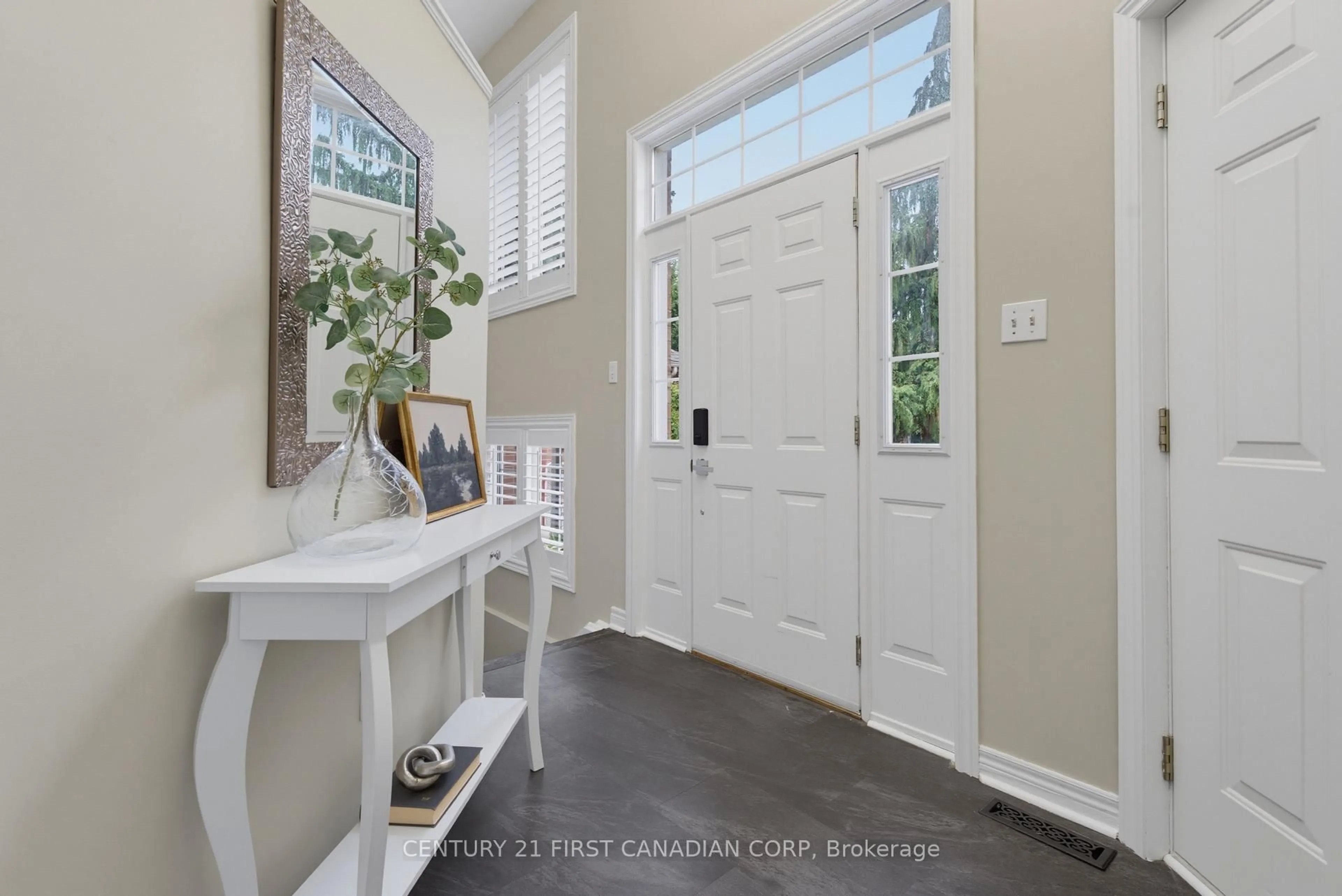 Indoor entryway for 189 GIBSON Cres, Lucan Biddulph Ontario N0M 2J0