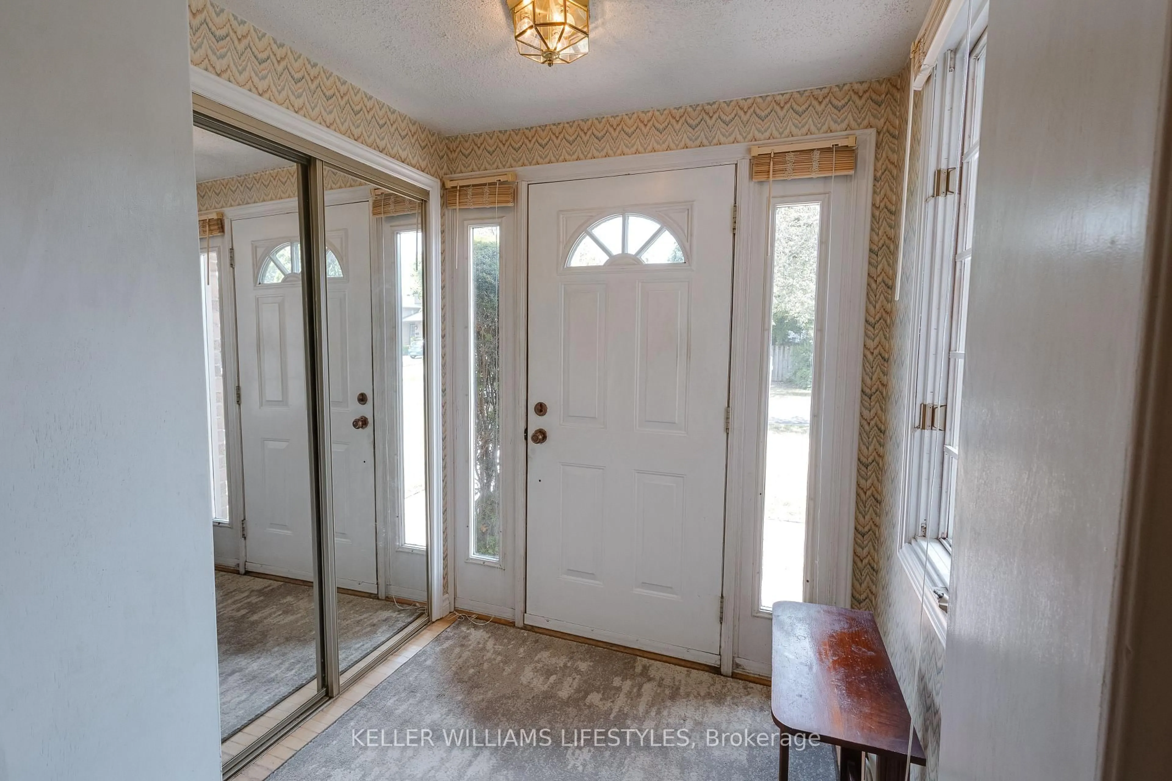 Indoor entryway for 203 McMaster Crt, London South Ontario N6K 1J8