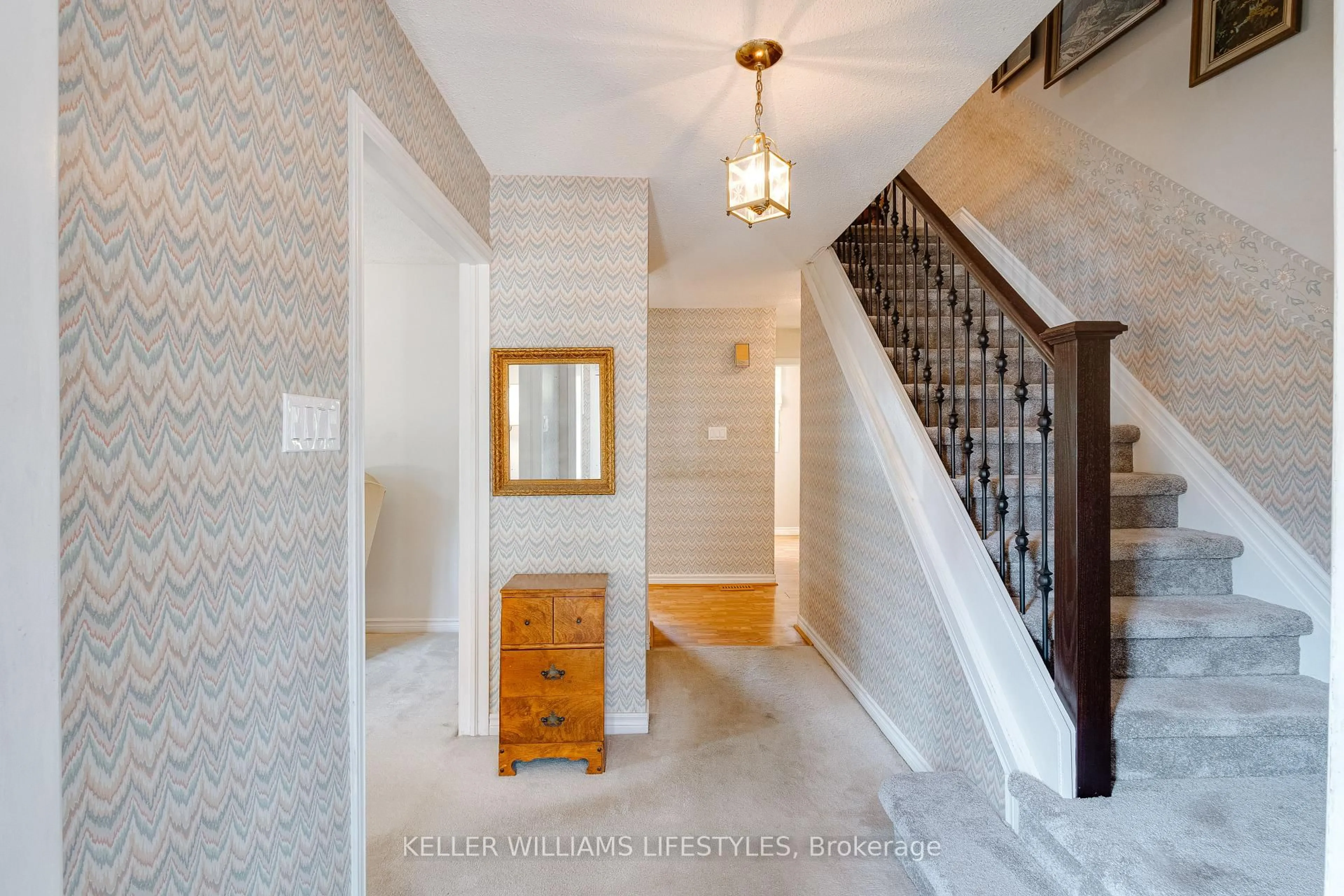 Indoor entryway for 203 McMaster Crt, London South Ontario N6K 1J8