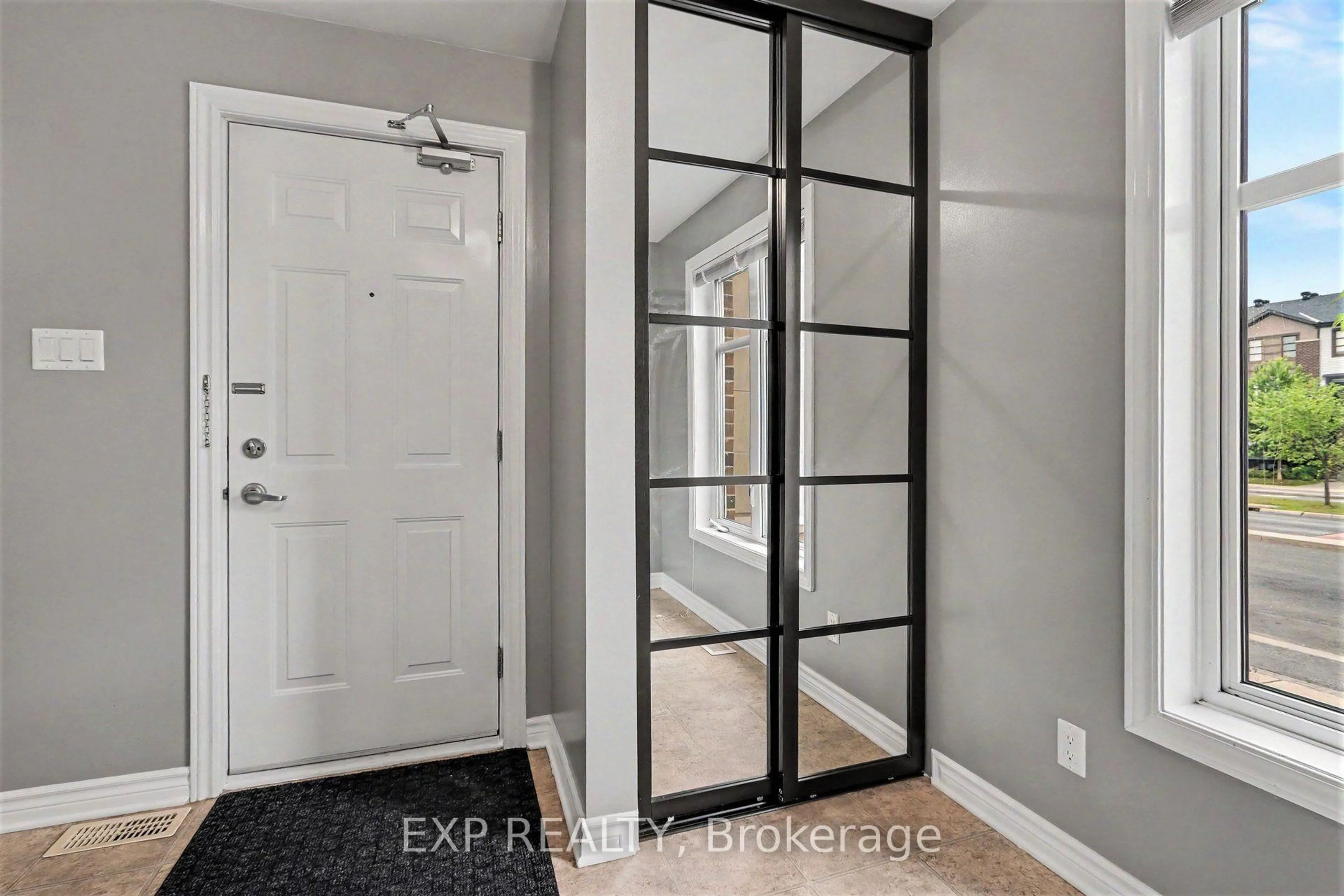 Indoor entryway for 724A CHAPMAN MILLS Dr, Ottawa Ontario K2J 3V2