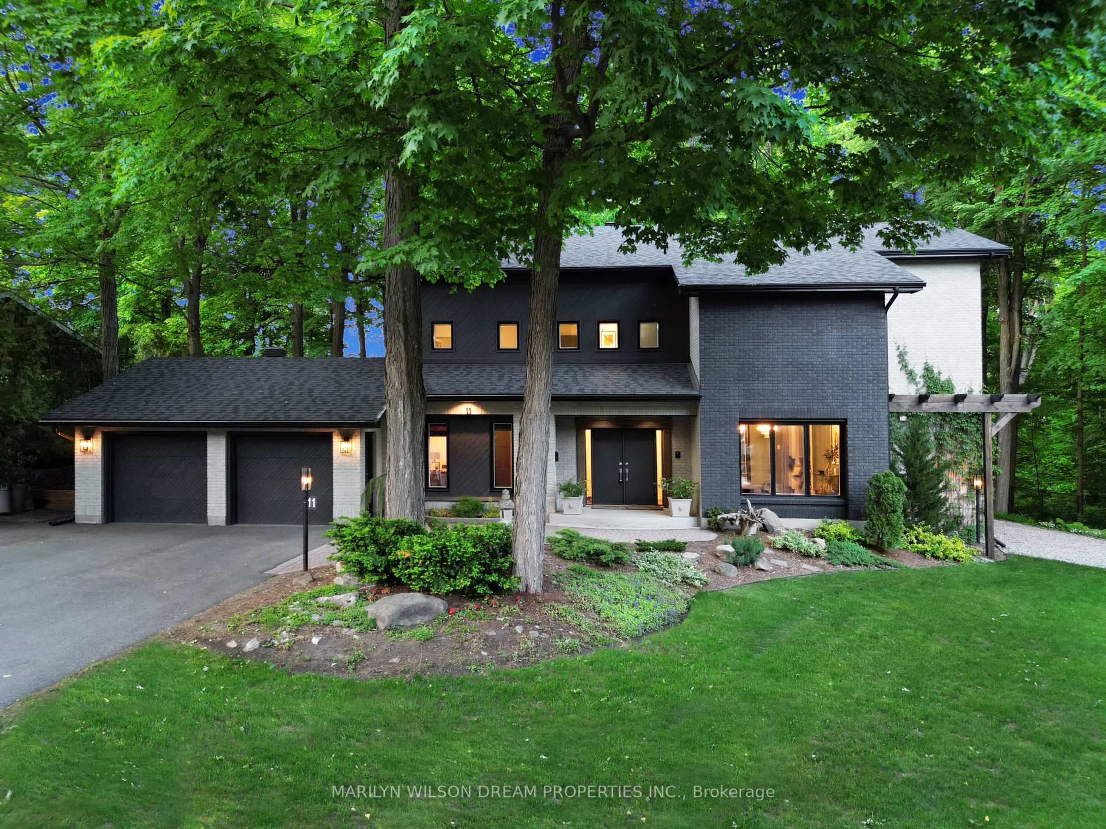Home with brick exterior material, unknown for 11 Burrows Rd, Ottawa Ontario K1J 6E5