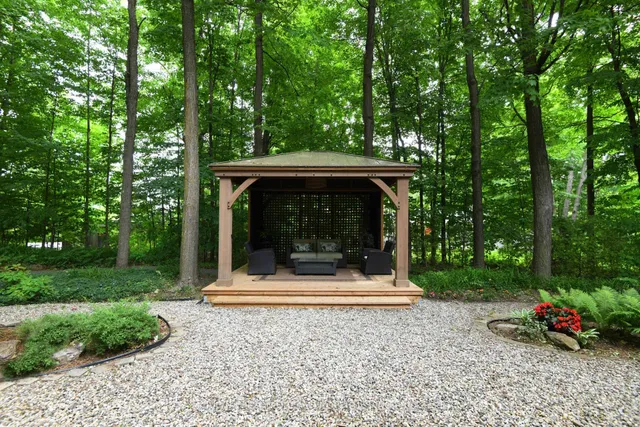 11 Burrows Rd, Ottawa 5