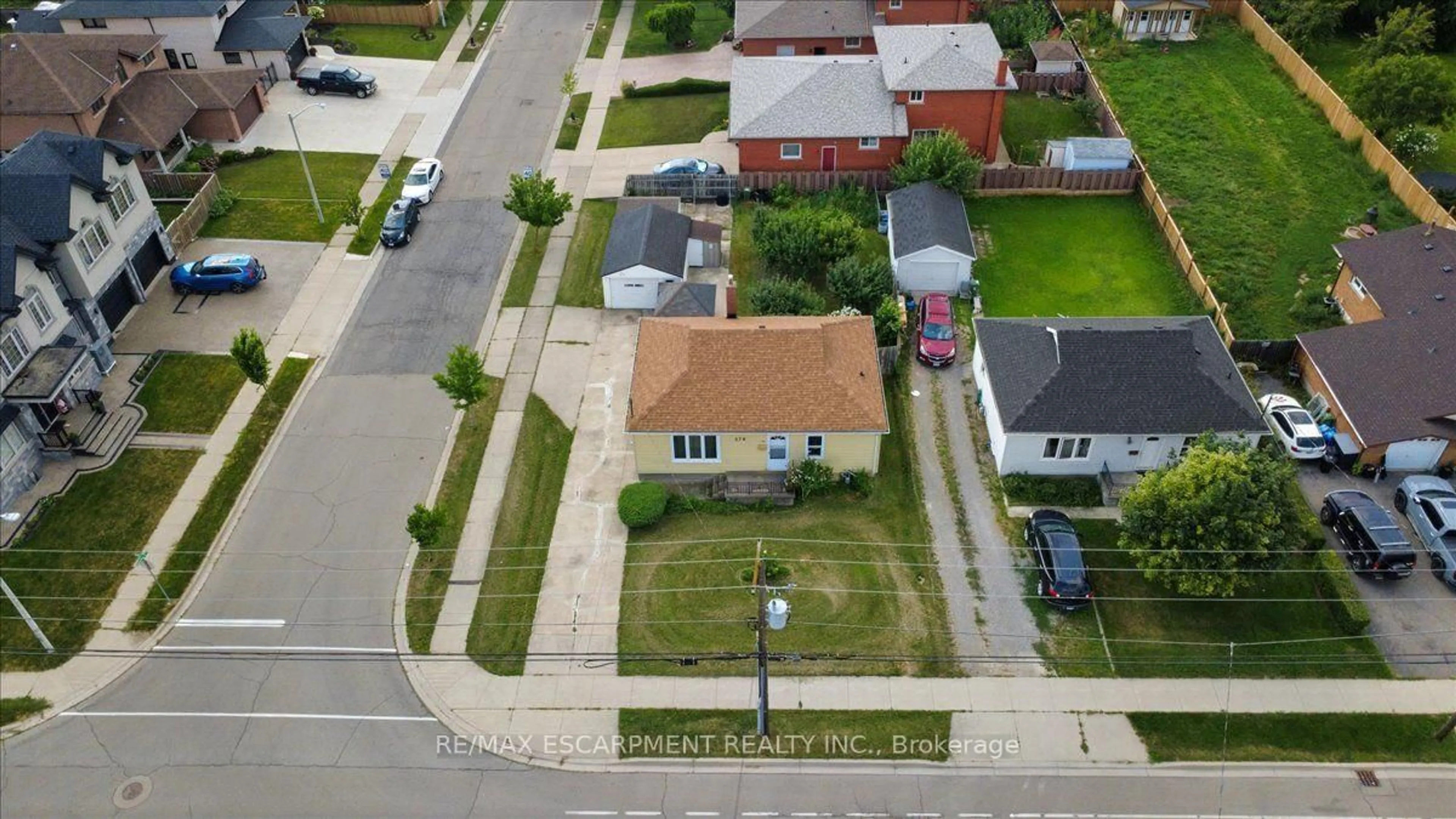A pic from outside/outdoor area/front of a property/back of a property/a pic from drone, street for 279 Millen Rd, Hamilton Ontario L8E 2H1