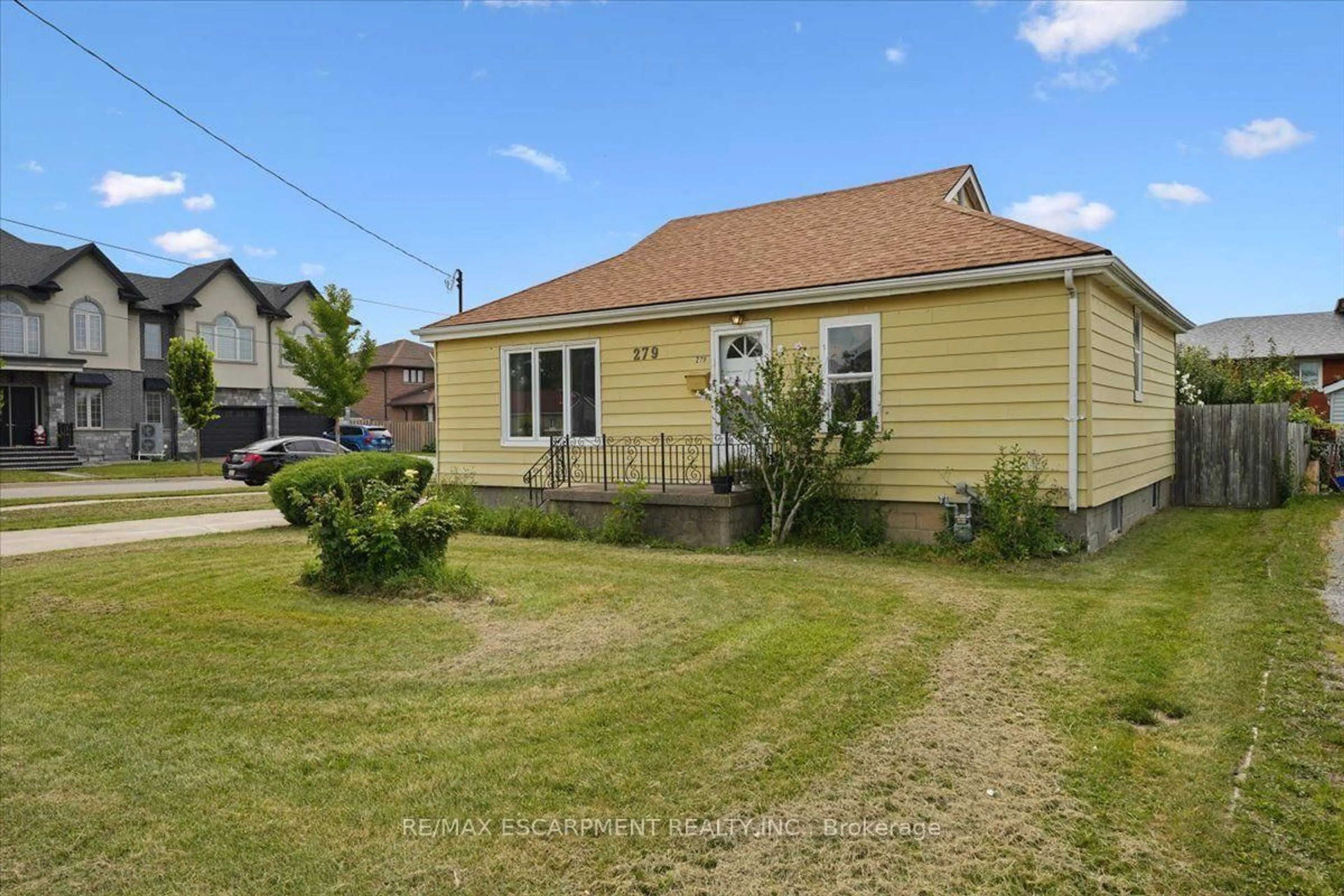 A pic from outside/outdoor area/front of a property/back of a property/a pic from drone, street for 279 Millen Rd, Hamilton Ontario L8E 2H1