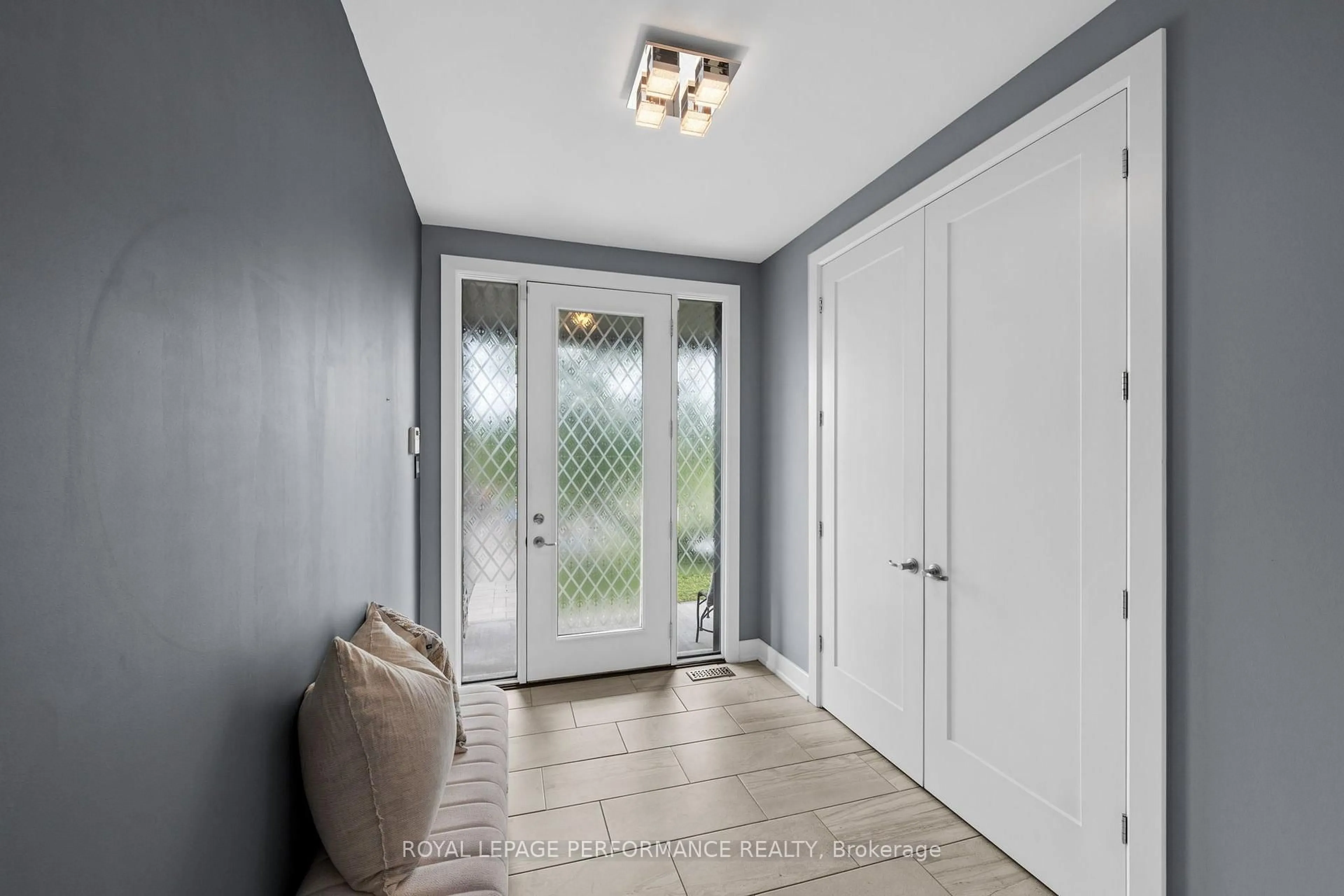 Indoor entryway for 210 Spindrift Circ, Manotick Ontario K4M 1J8