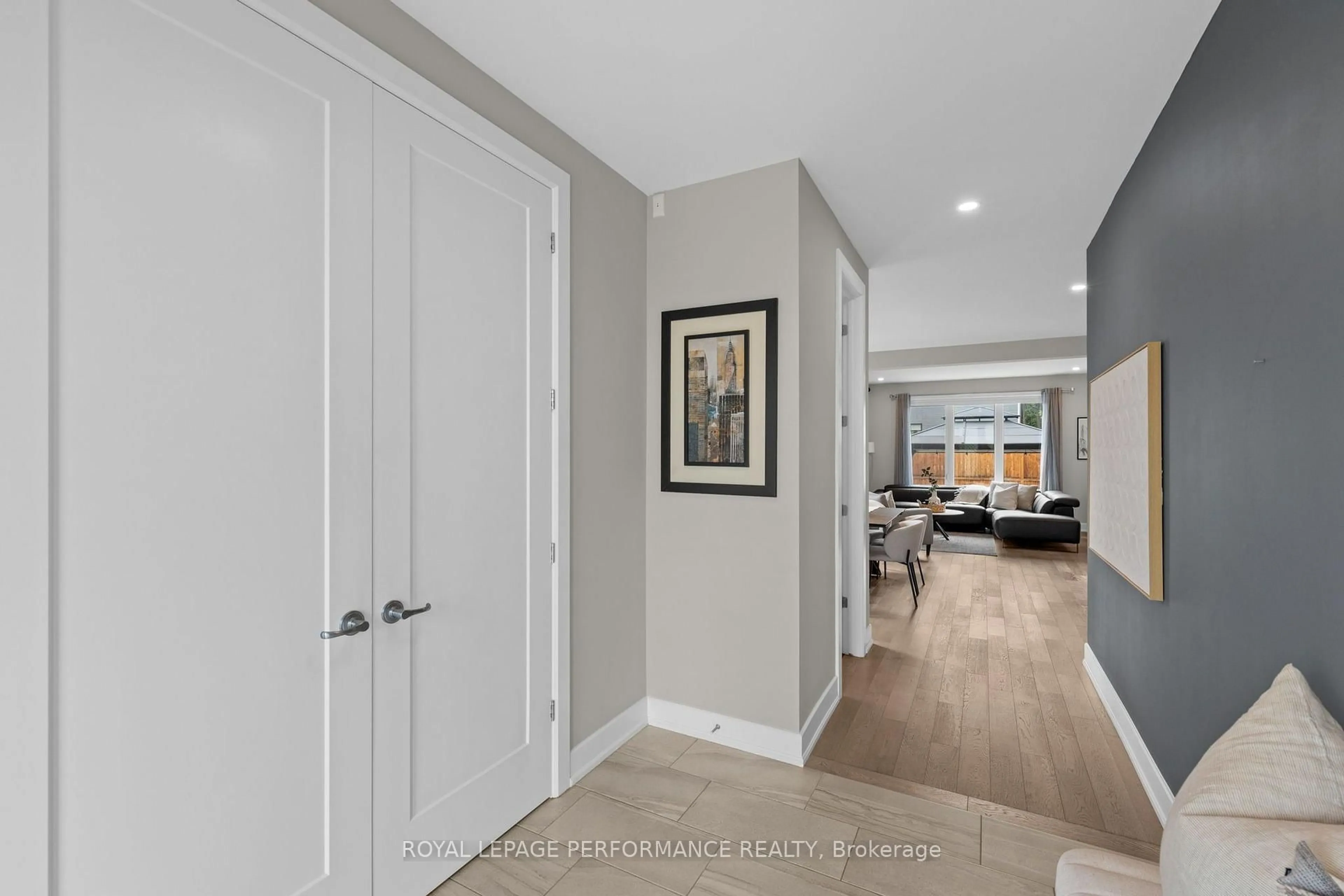 Indoor entryway for 210 Spindrift Circ, Manotick Ontario K4M 1J8