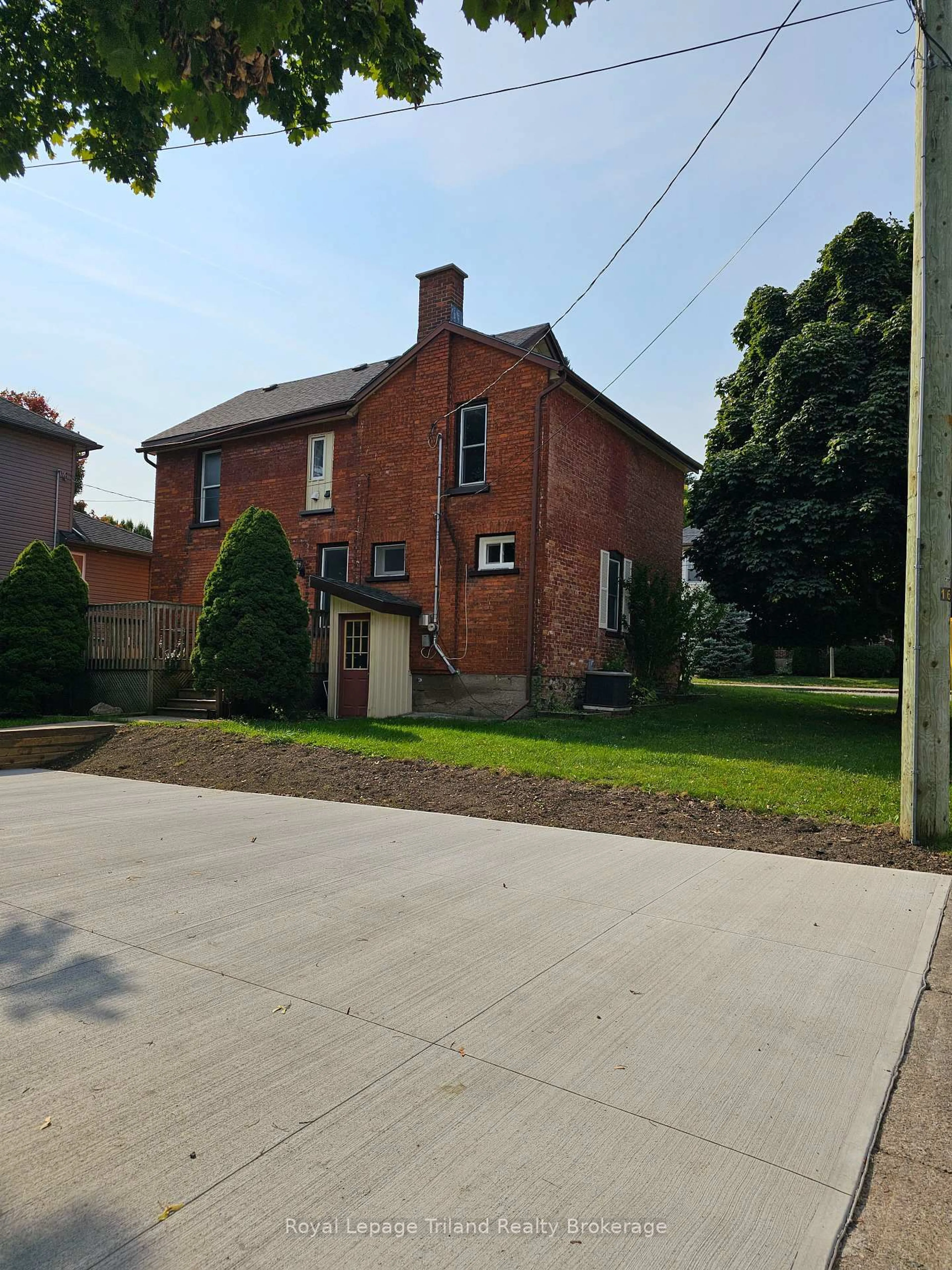 A pic from outside/outdoor area/front of a property/back of a property/a pic from drone, building for 86 Victoria St, Woodstock Ontario N4S 6V3