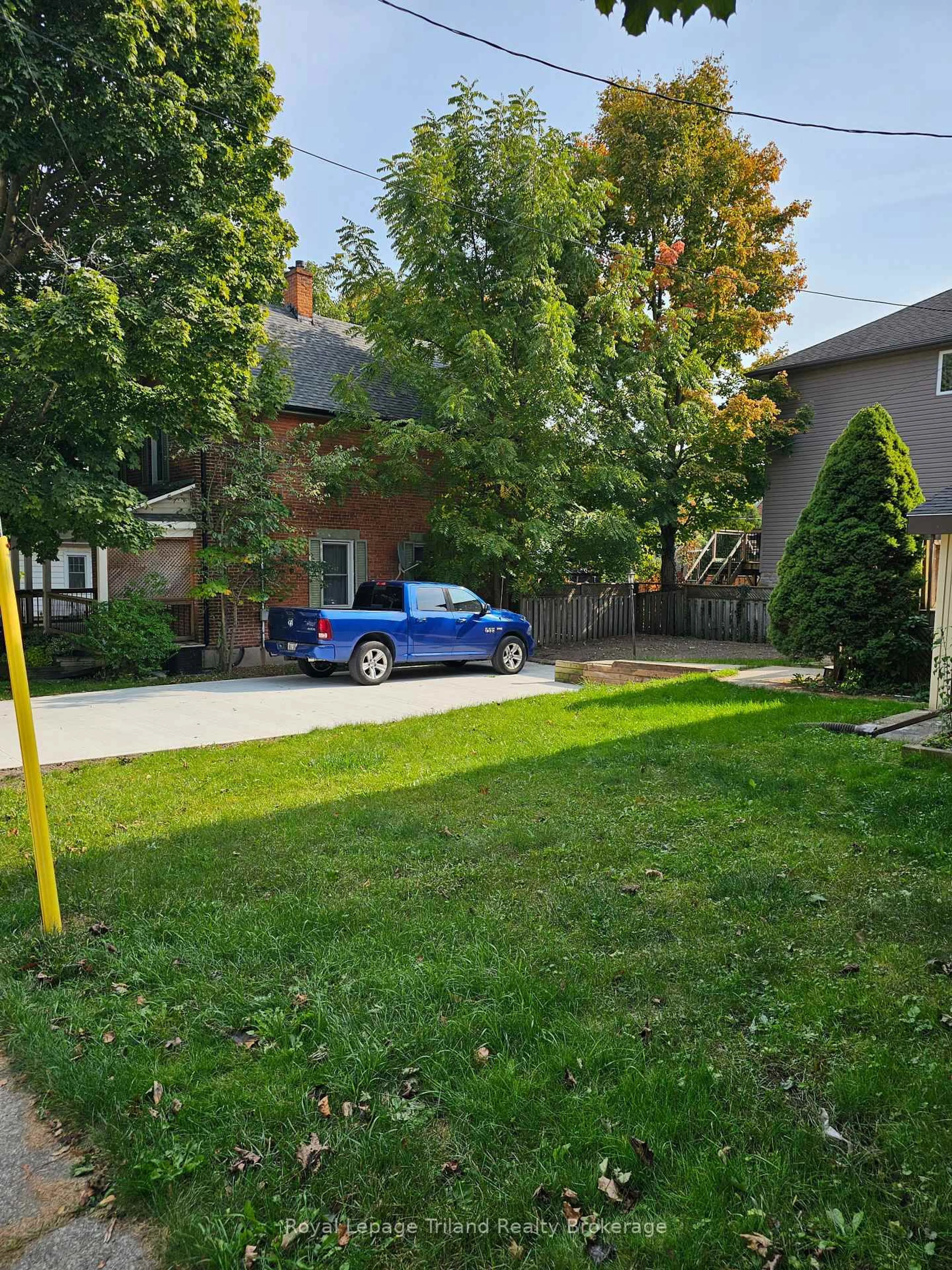 A pic from outside/outdoor area/front of a property/back of a property/a pic from drone, street for 86 Victoria St, Woodstock Ontario N4S 6V3