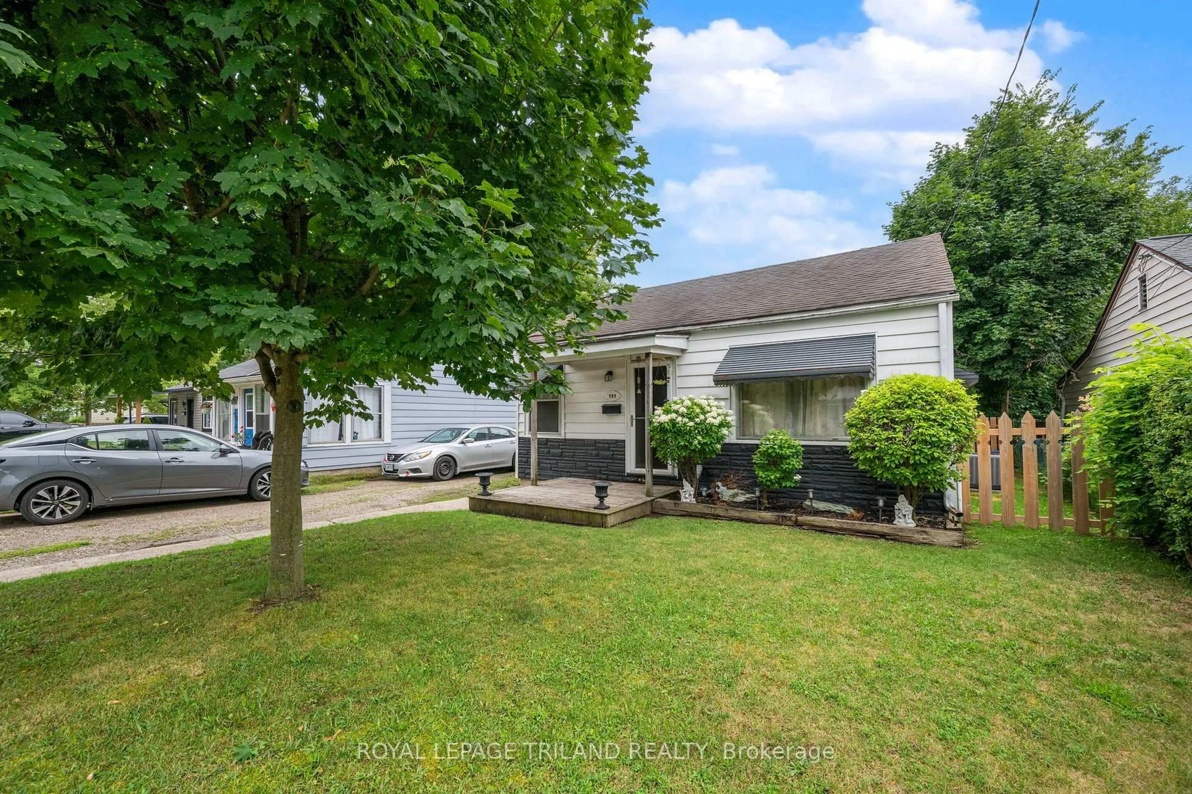 A pic from outside/outdoor area/front of a property/back of a property/a pic from drone, street for 191 ELGIN St, London East Ontario N5Z 2T9
