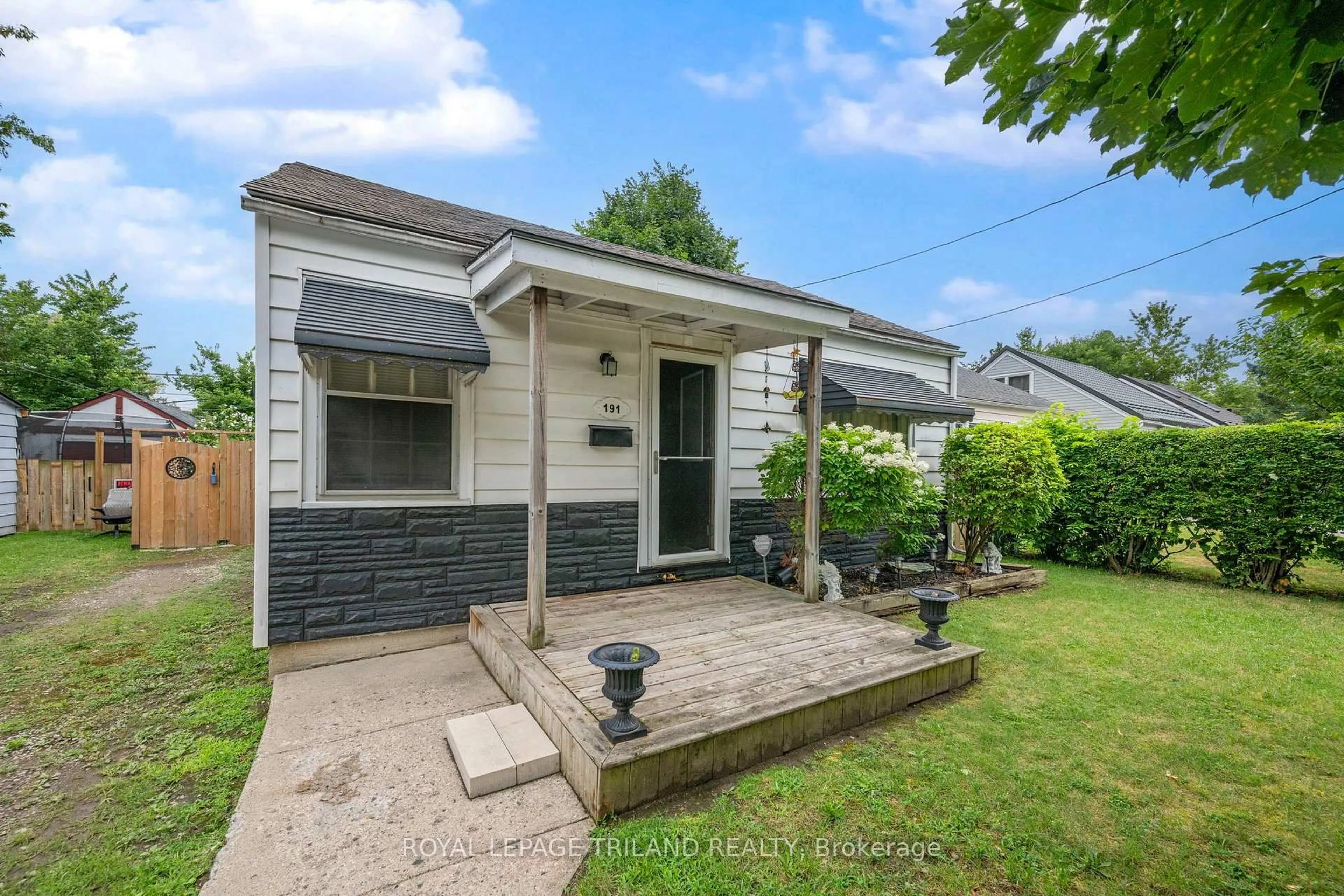 A pic from outside/outdoor area/front of a property/back of a property/a pic from drone, street for 191 ELGIN St, London East Ontario N5Z 2T9