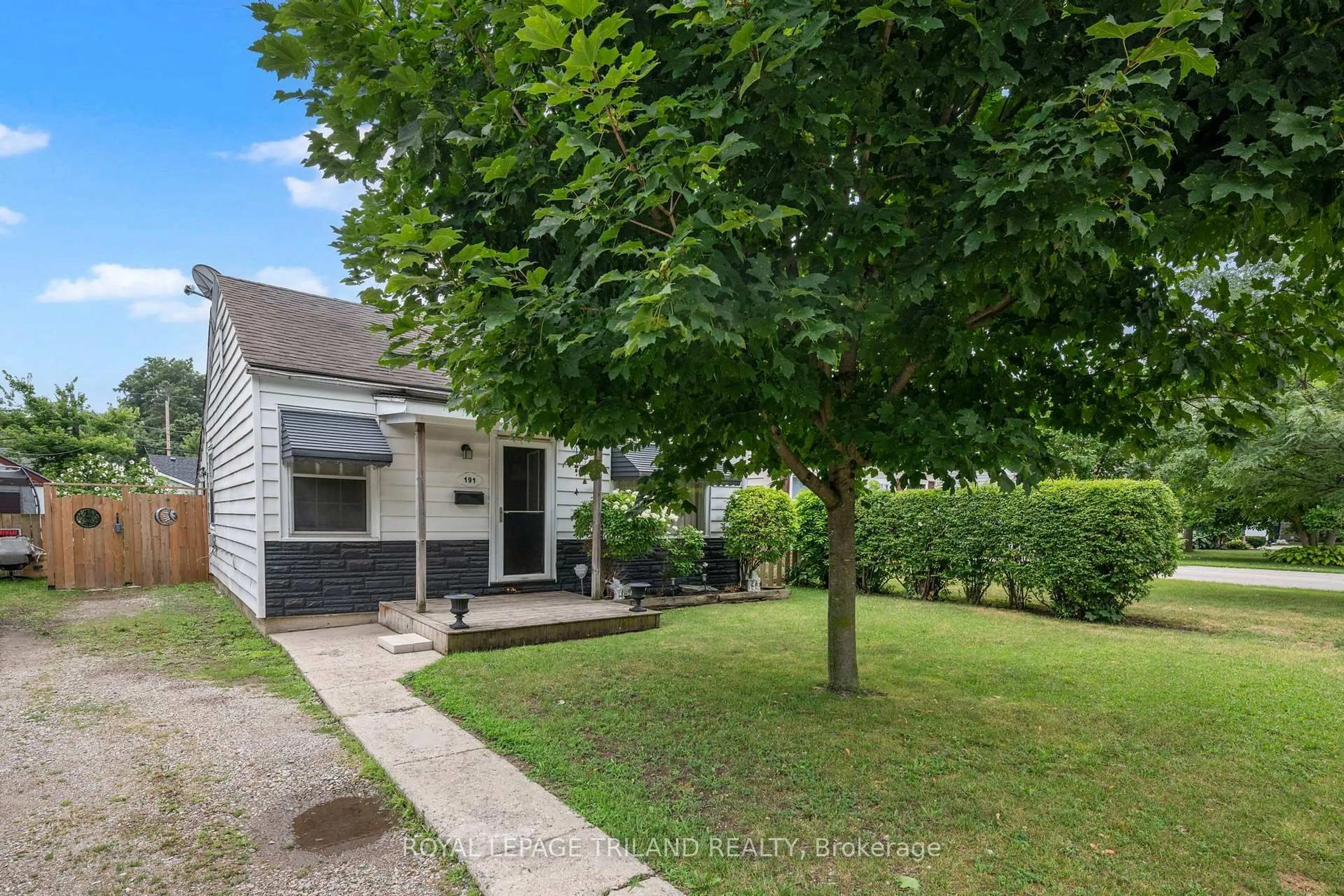 A pic from outside/outdoor area/front of a property/back of a property/a pic from drone, street for 191 ELGIN St, London East Ontario N5Z 2T9