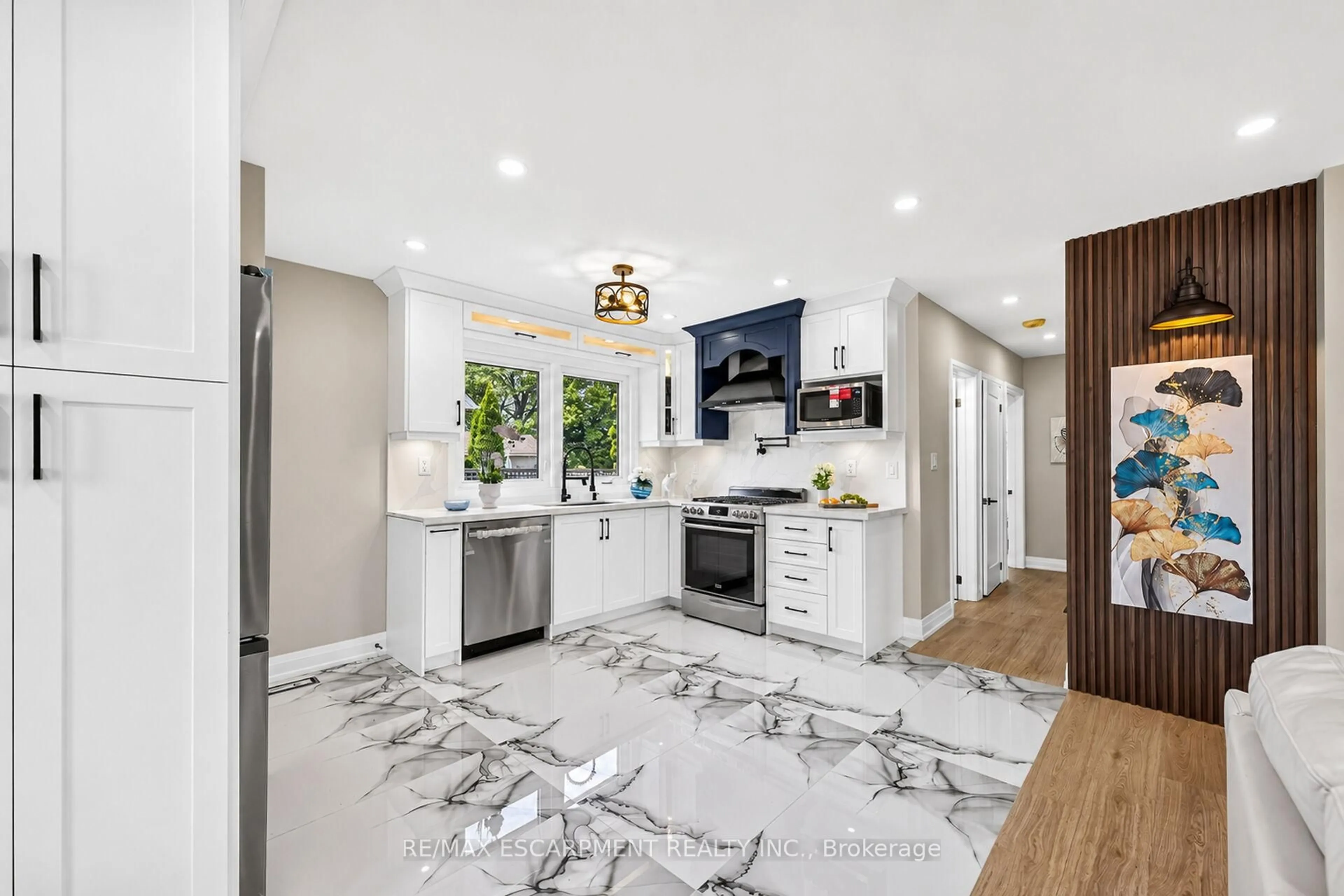 Open concept kitchen, ceramic/tile floor for 150 Howard Ave, Hamilton Ontario L9A 2W8