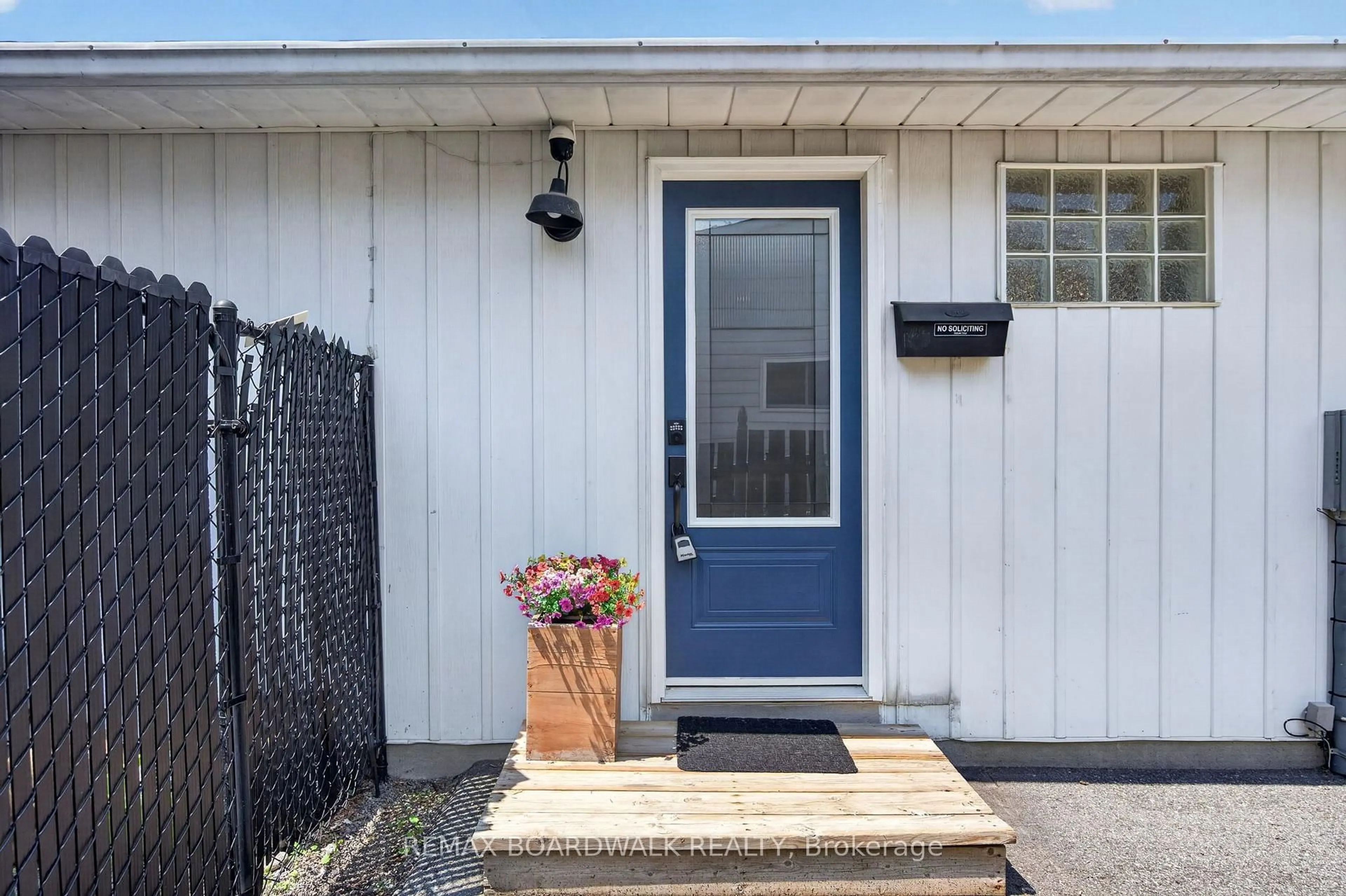Indoor entryway for 34 Binscarth Cres, Kanata Ontario K2L 1S1
