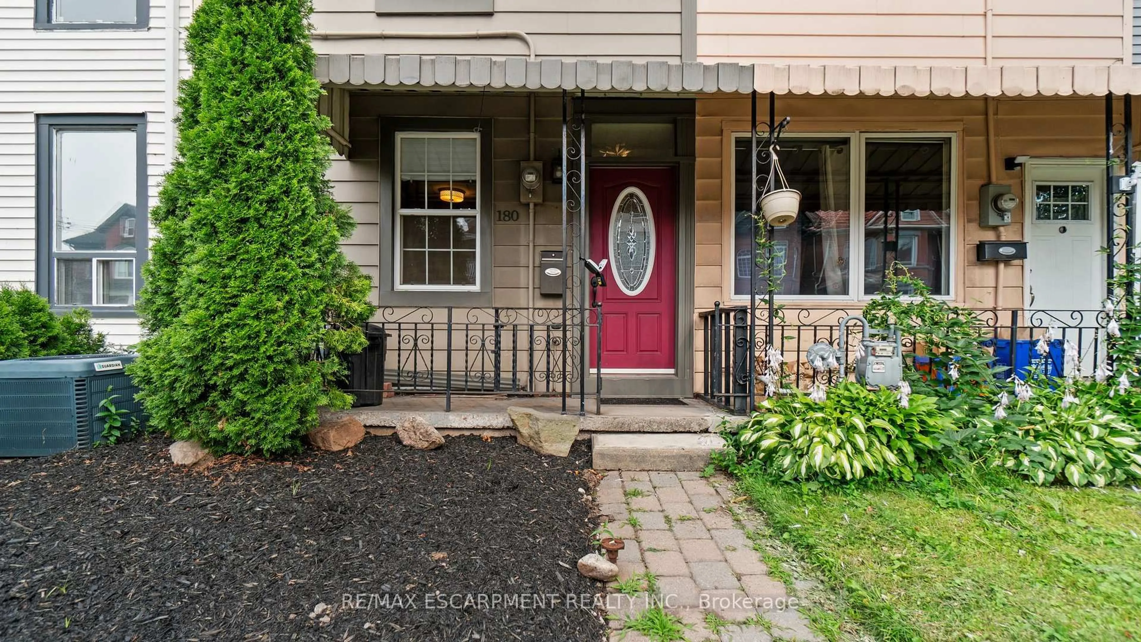 Indoor entryway for 180 WEST Ave, Hamilton Ontario L8L 5C6