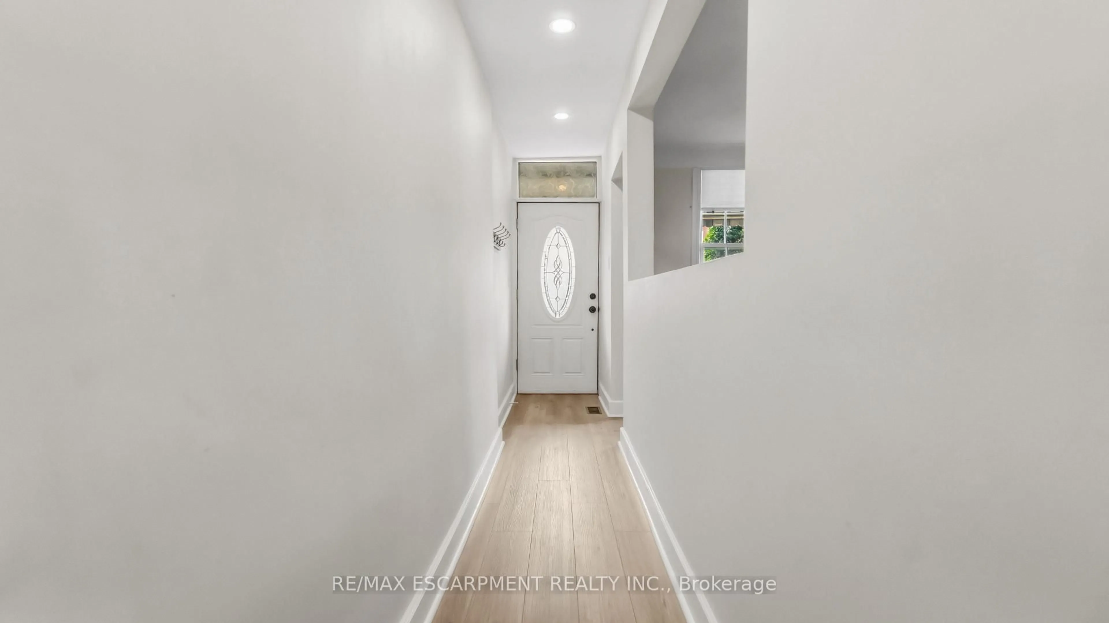 Indoor entryway for 180 WEST Ave, Hamilton Ontario L8L 5C6