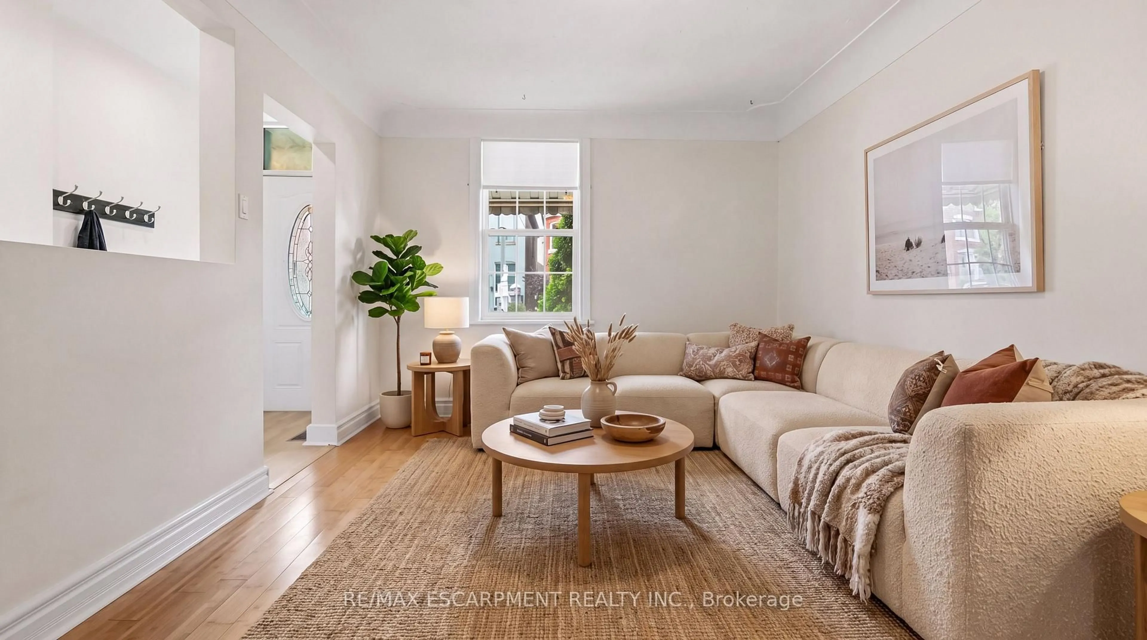 Living room with furniture, unknown for 180 WEST Ave, Hamilton Ontario L8L 5C6