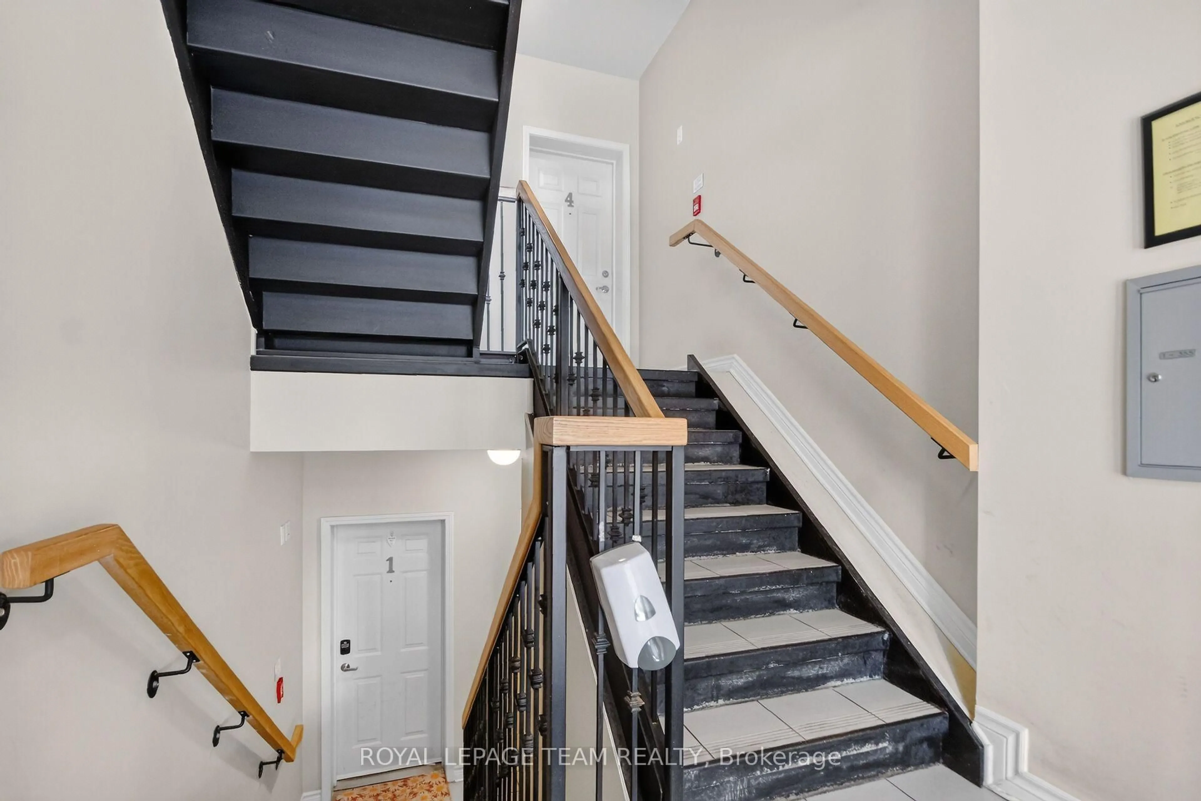 Stairs for 355 Paseo Private #3, Ottawa Ontario K2G 4N7