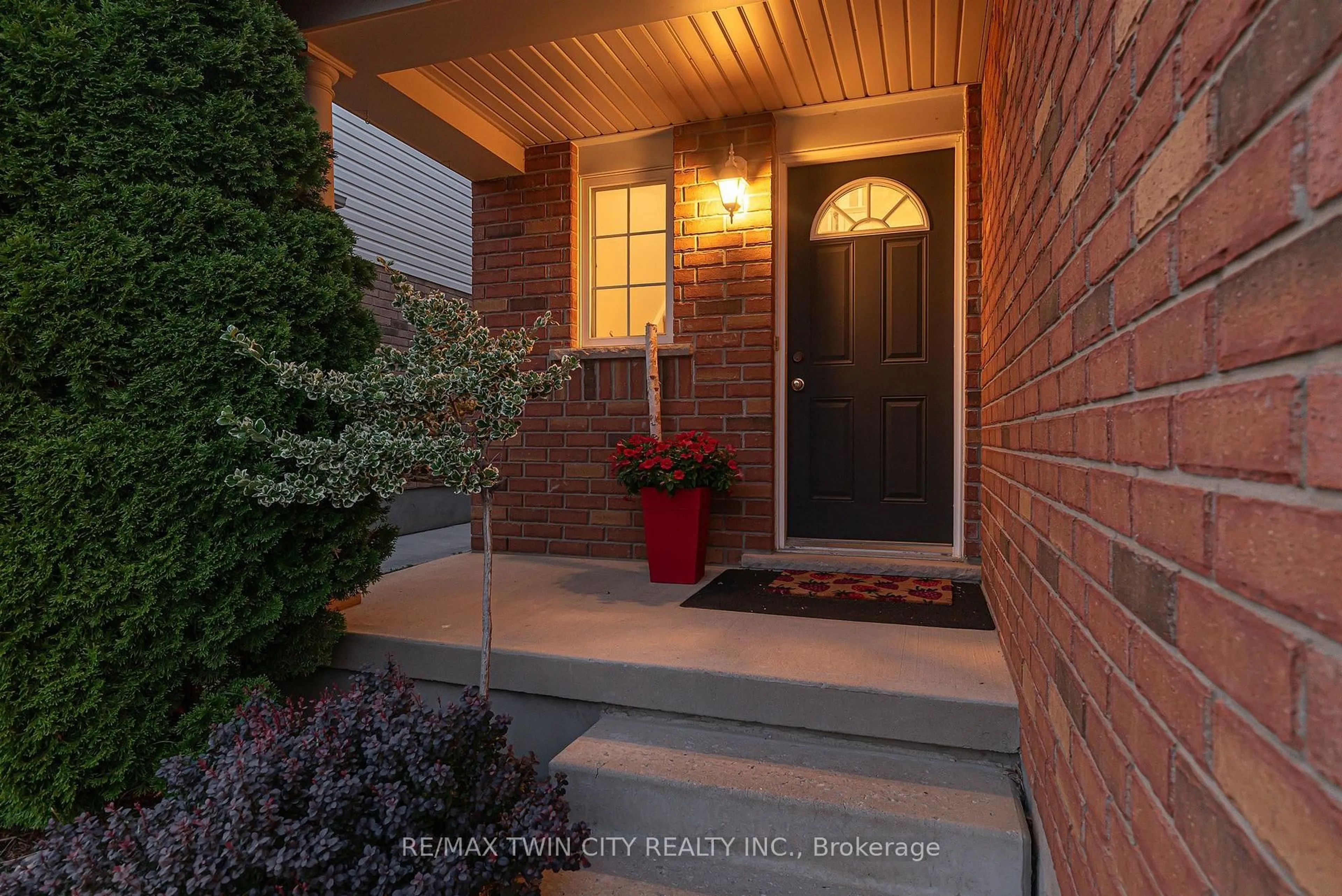 Indoor entryway for 799 Commonwealth Cres, Kitchener Ontario N2E 4K8