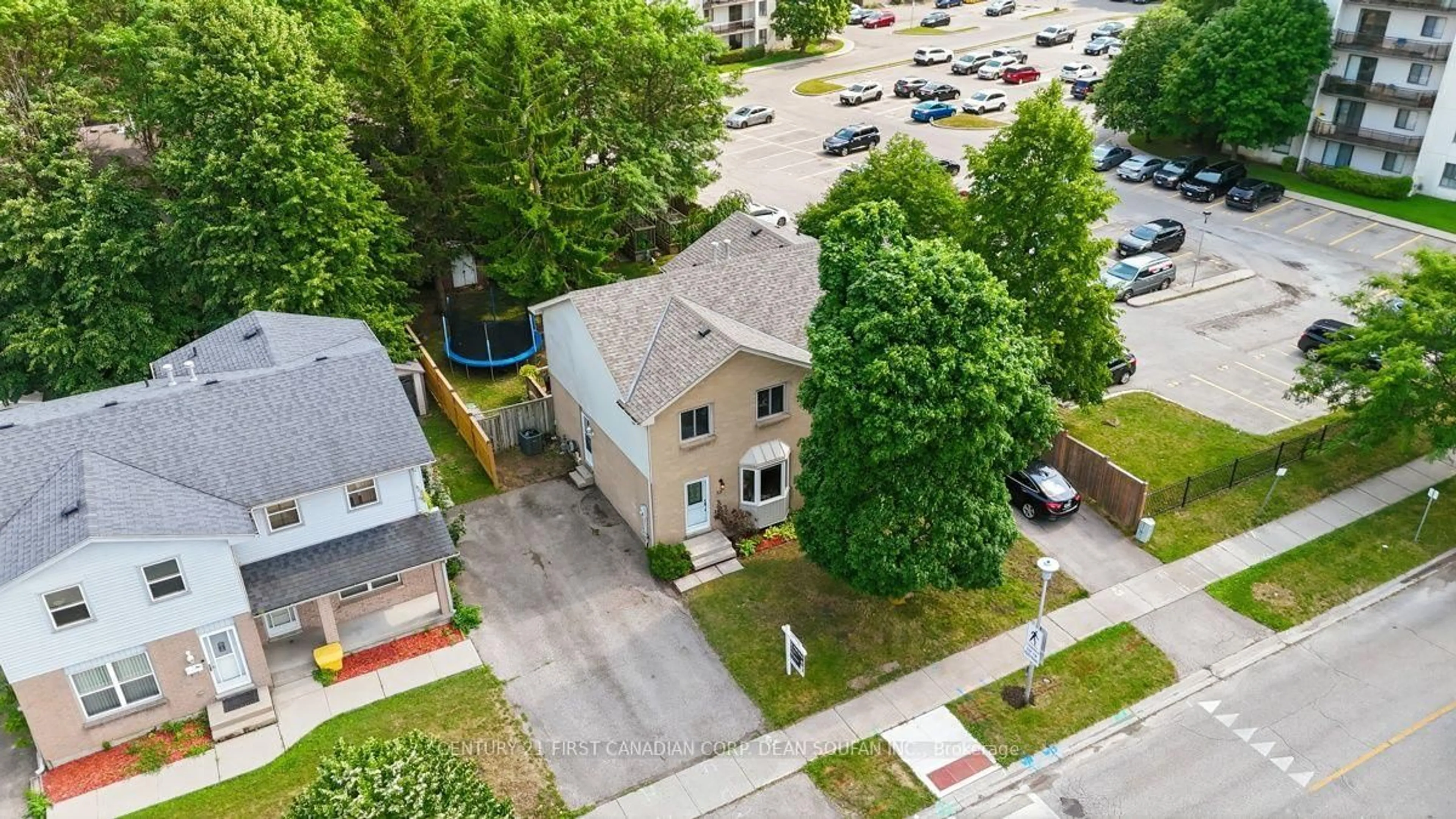 A pic from outside/outdoor area/front of a property/back of a property/a pic from drone, street for 33 Ashley Cres, London South Ontario N6E 3P7