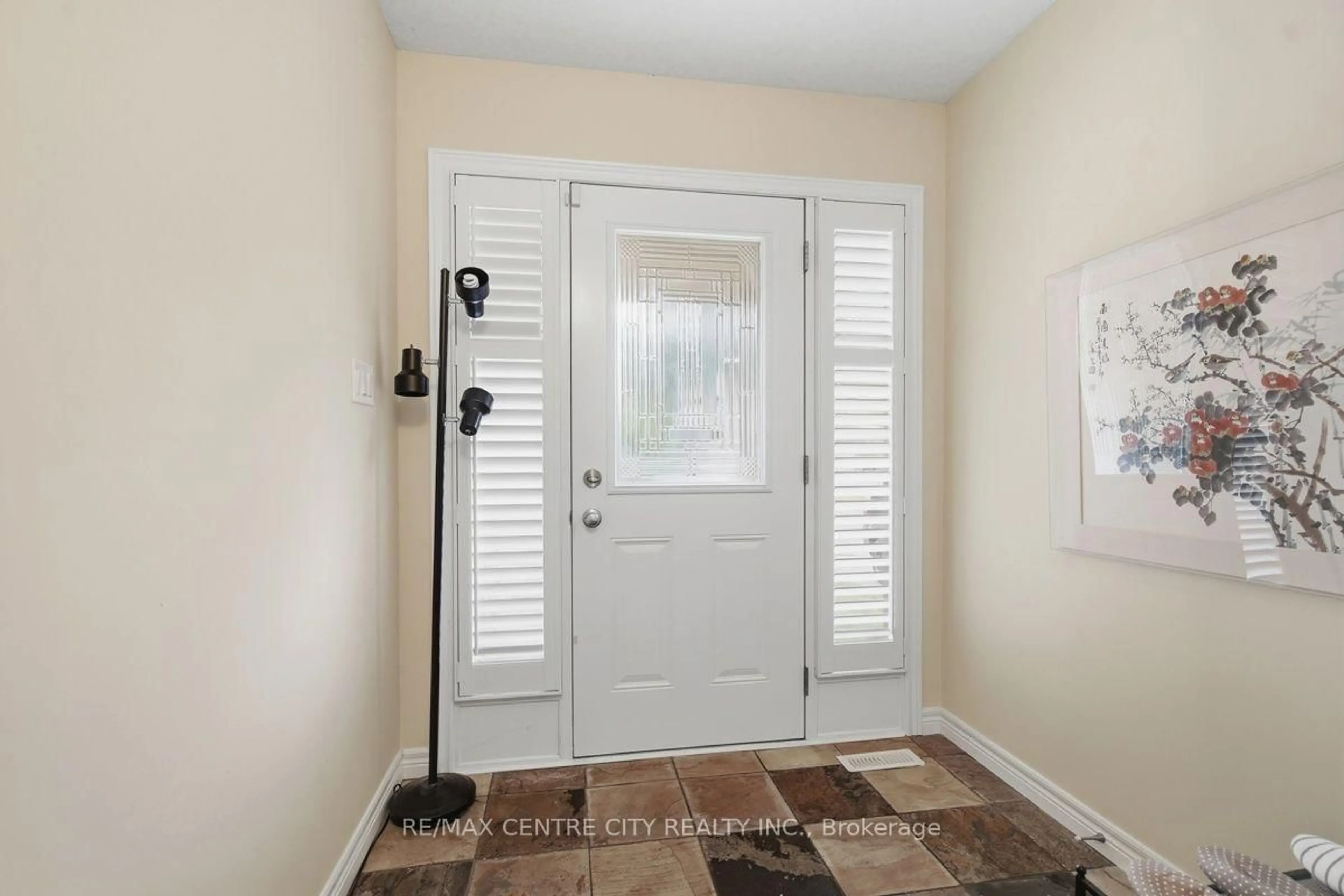 Indoor entryway for 1982 Denview Ave, London North Ontario N6G 0G3