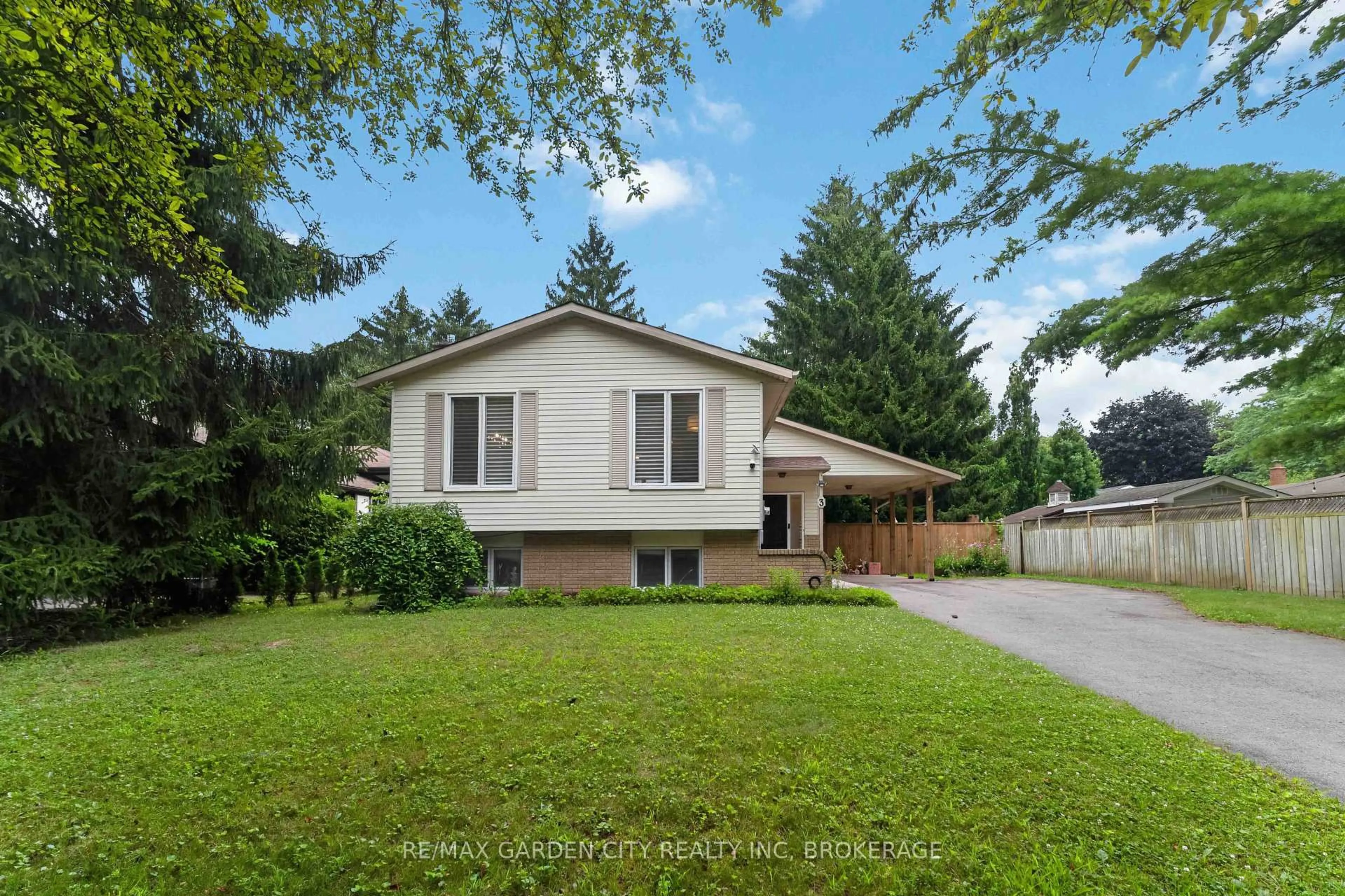 Home with vinyl exterior material, street for 3 FALLINGBROOK Dr, Pelham Ontario L0S 1E0